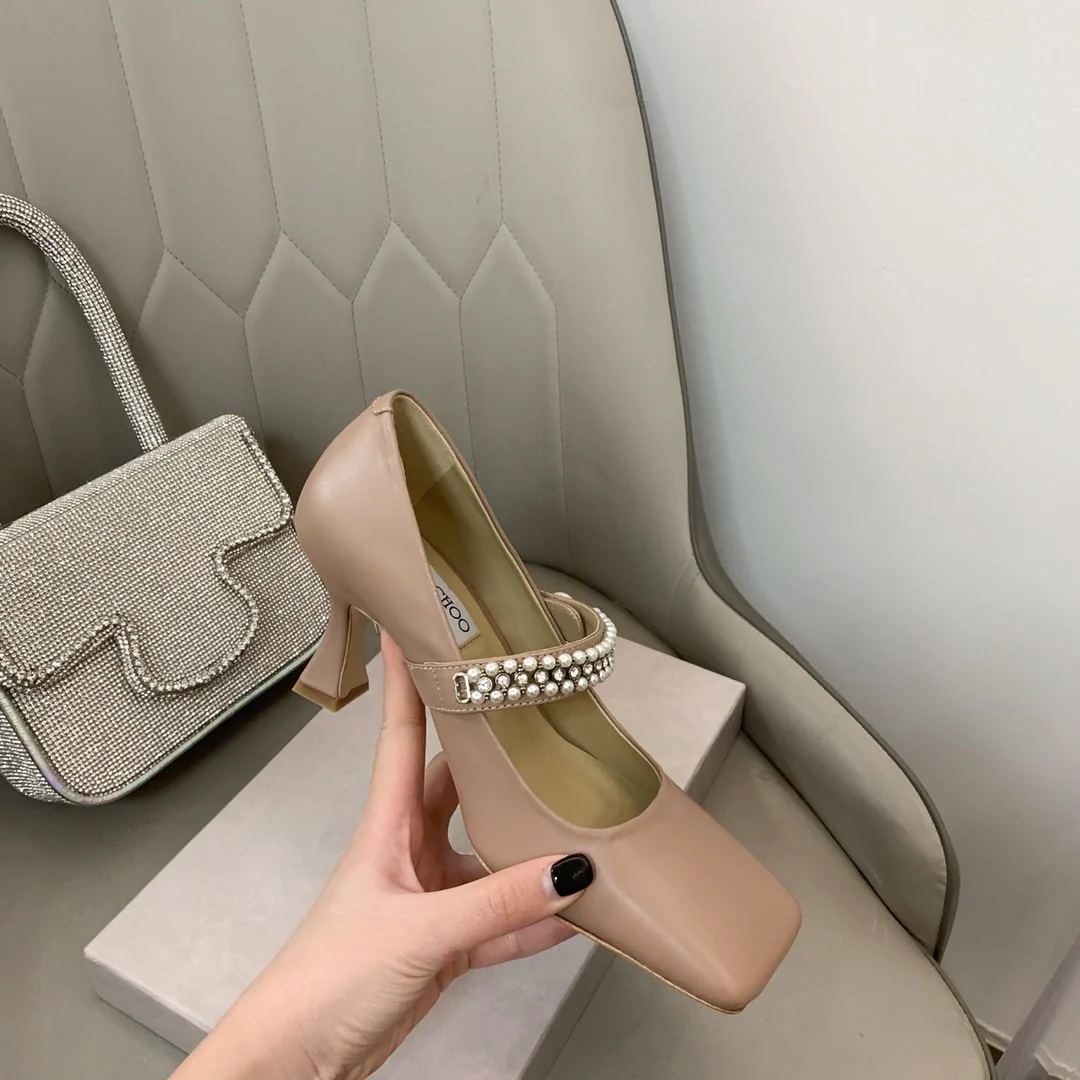 Туфли на высоком каблуке Jimmy с квадратным носком и пряжкой из жемчужной цепочки.