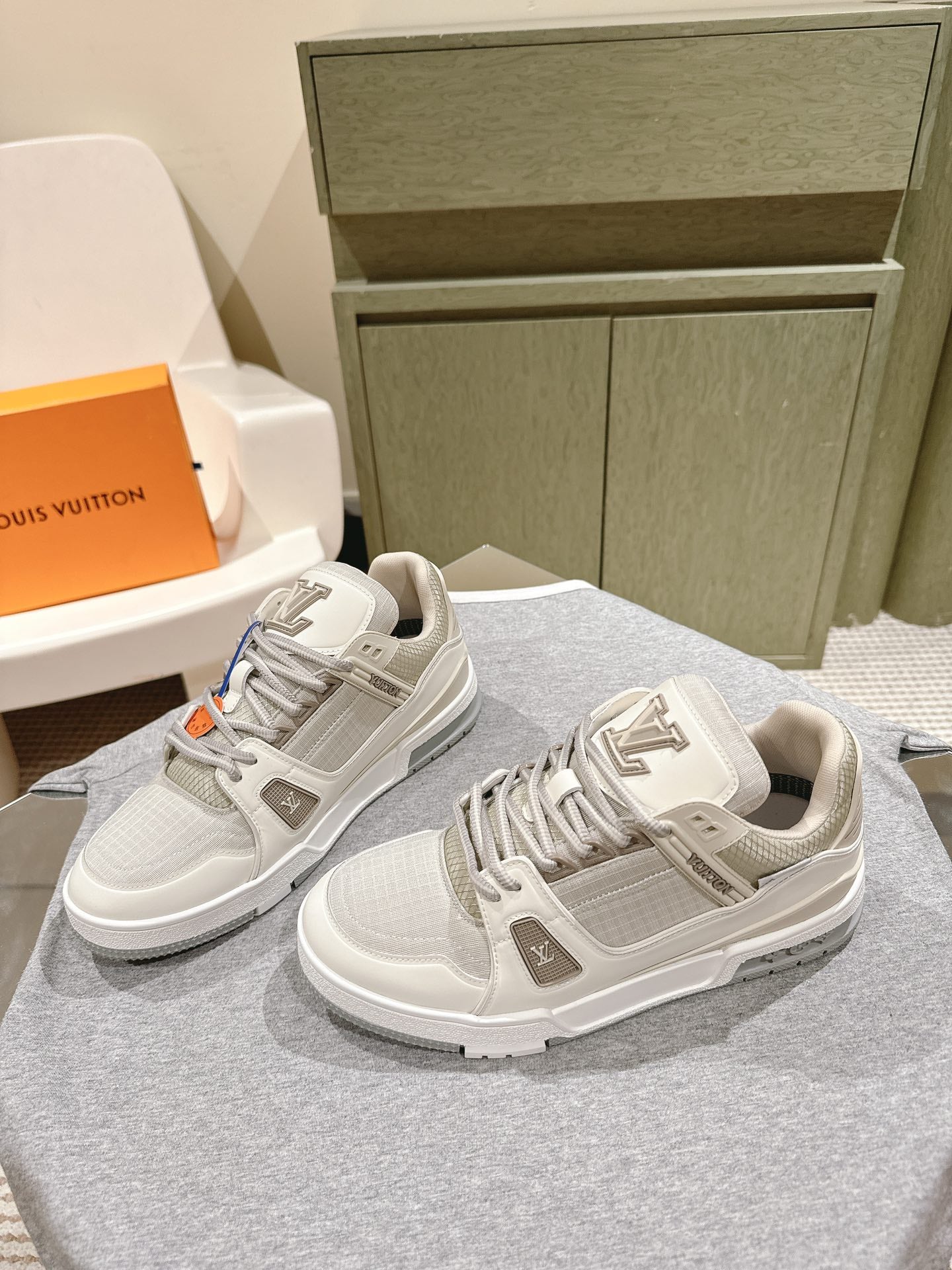 LV-2024-Кроссовки-Белые-2