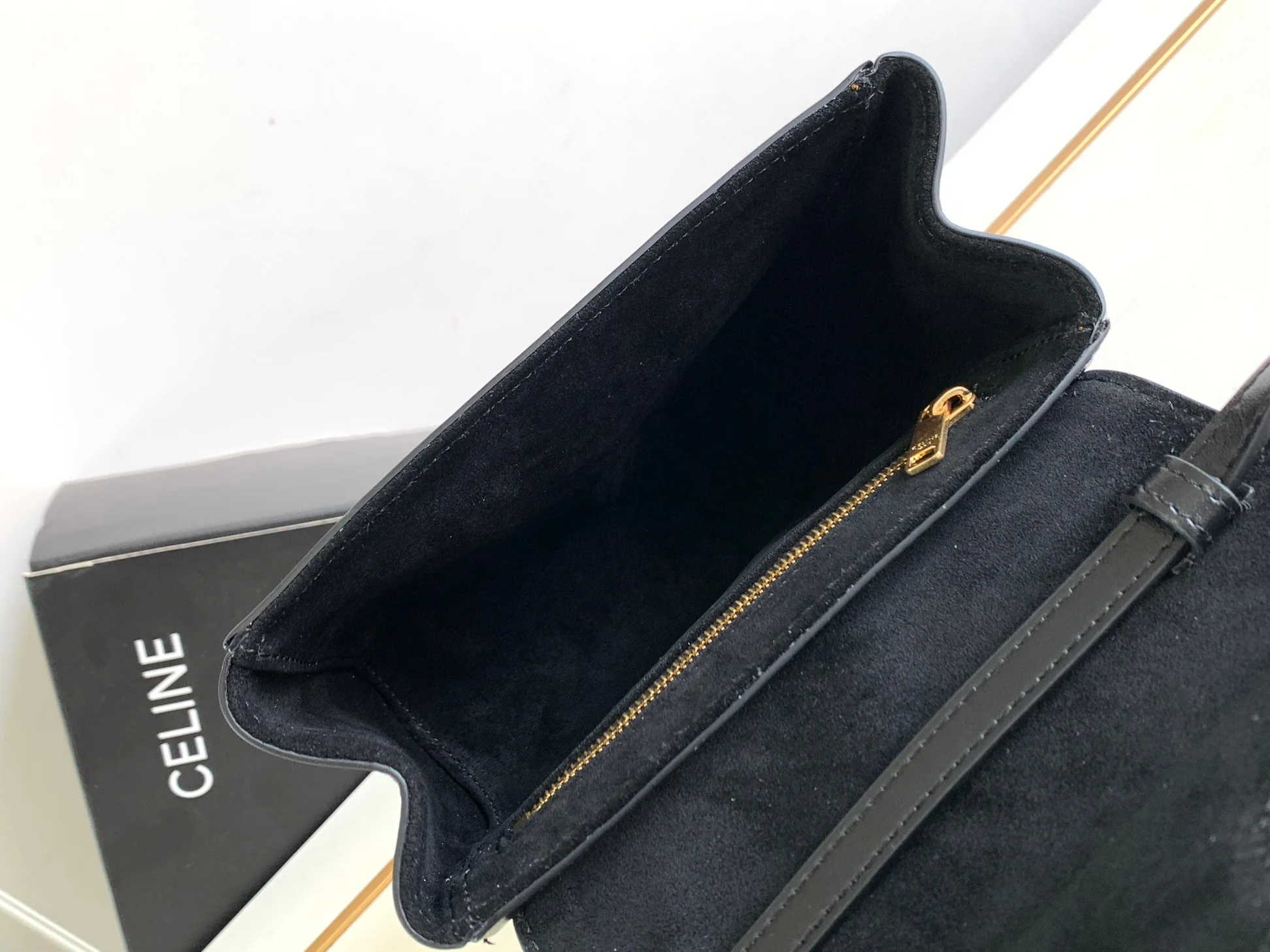 Новинка весны 2023 года от Celine - Миниатюрная сумка из мягкой зернистой телячьей кожи (16%) - Черная