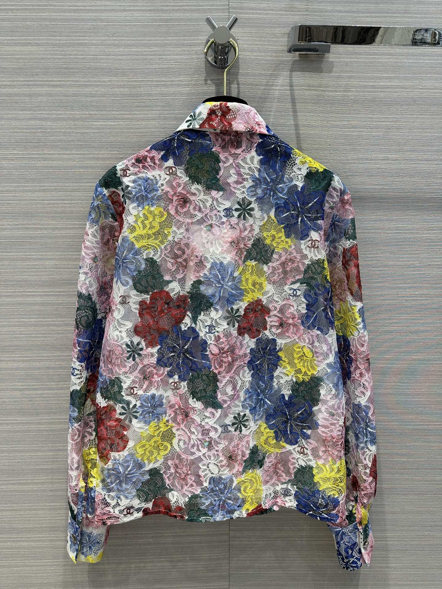 Рубашка Chanel 2404 с кружевным принтом, выполненная маслом.