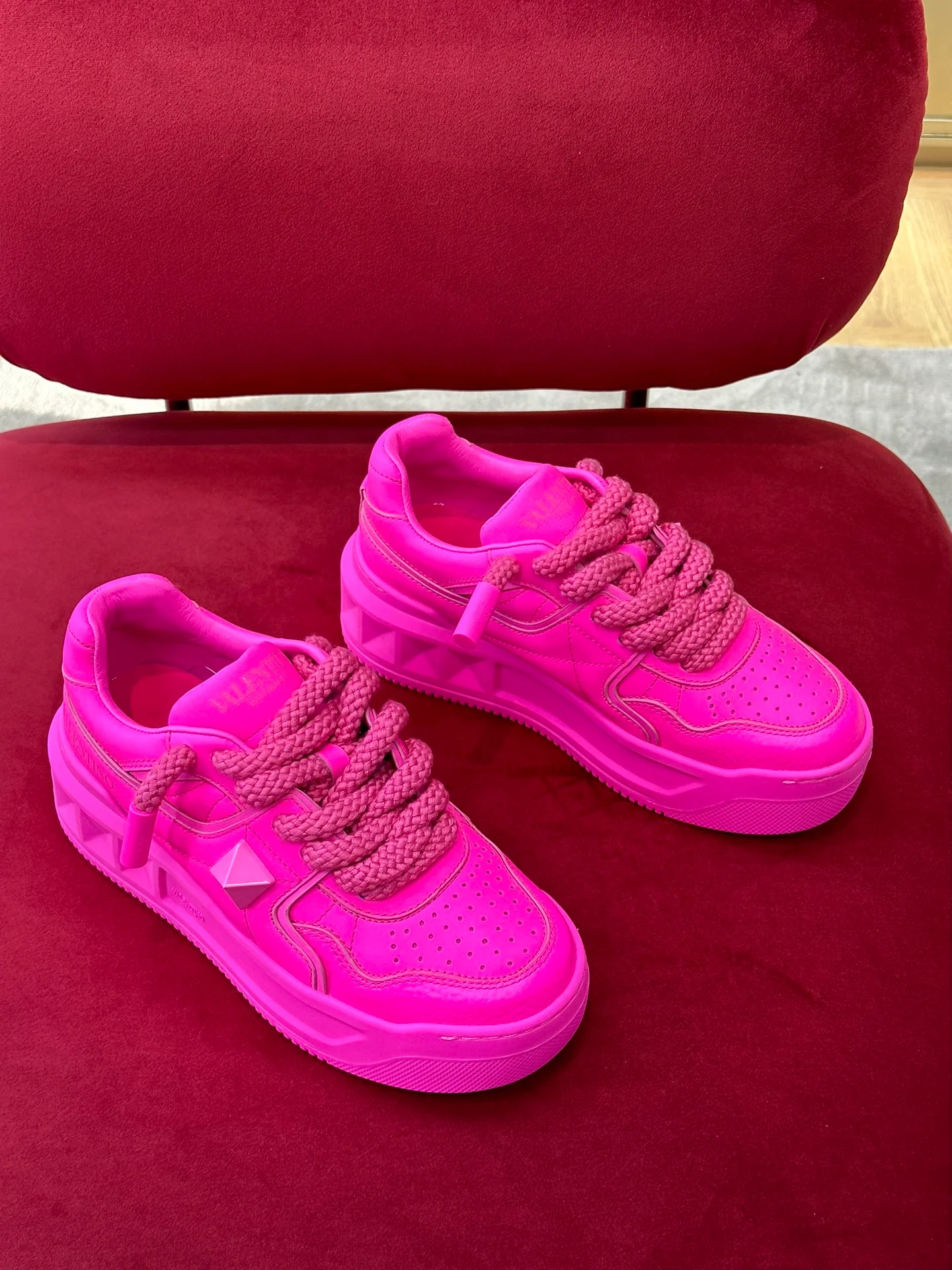 Новинка лета 2023 от Valentino - Кроссовки на платформе из телячьей кожи - Парные - 6 см - Розовые