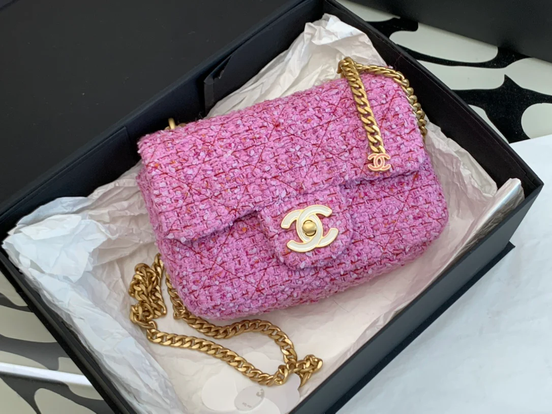 Новинка 2022 года от Chanel - квадратная сумка-клатч с эмалированной пуговицей, 18 см.