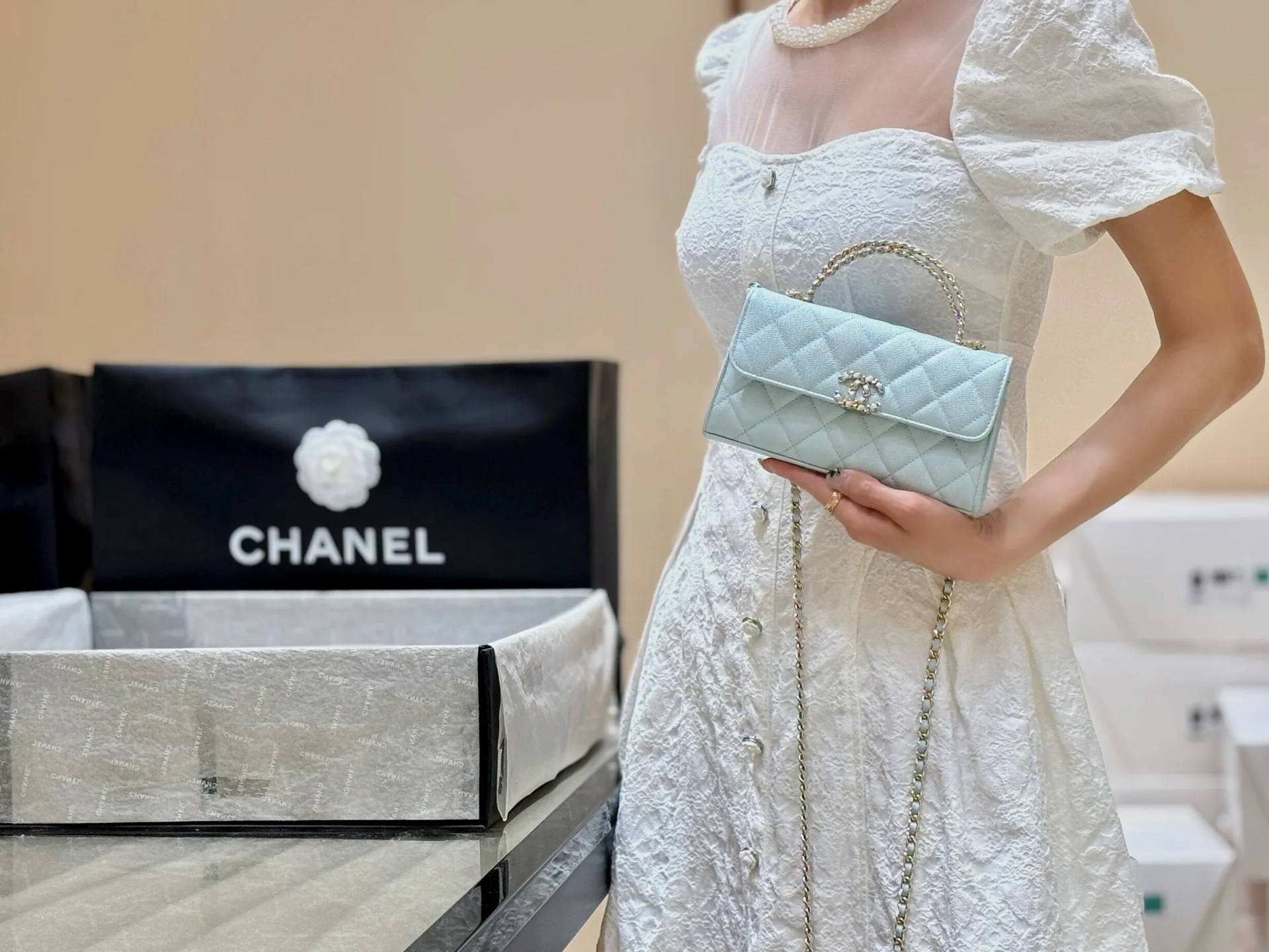 Сумка Chanel 25s Kelly Handle Bag, горизонтальный стиль, нежно-голубой.