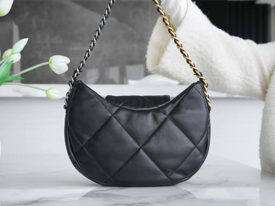 Новая коллекция Chanel ?Ранняя весна? — 24c — 19bag — сумка-хобо под мышкой — черная.