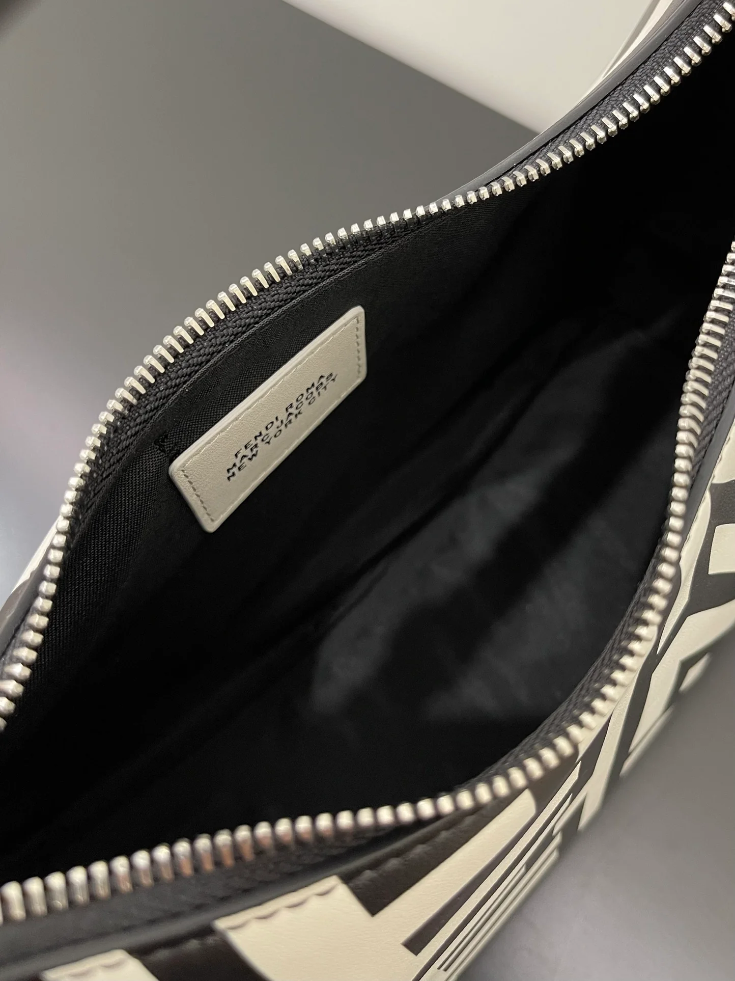 Сумка Fendi Praphy Crescent Moon через плечо — маленькая — черно-белая коллаборация.