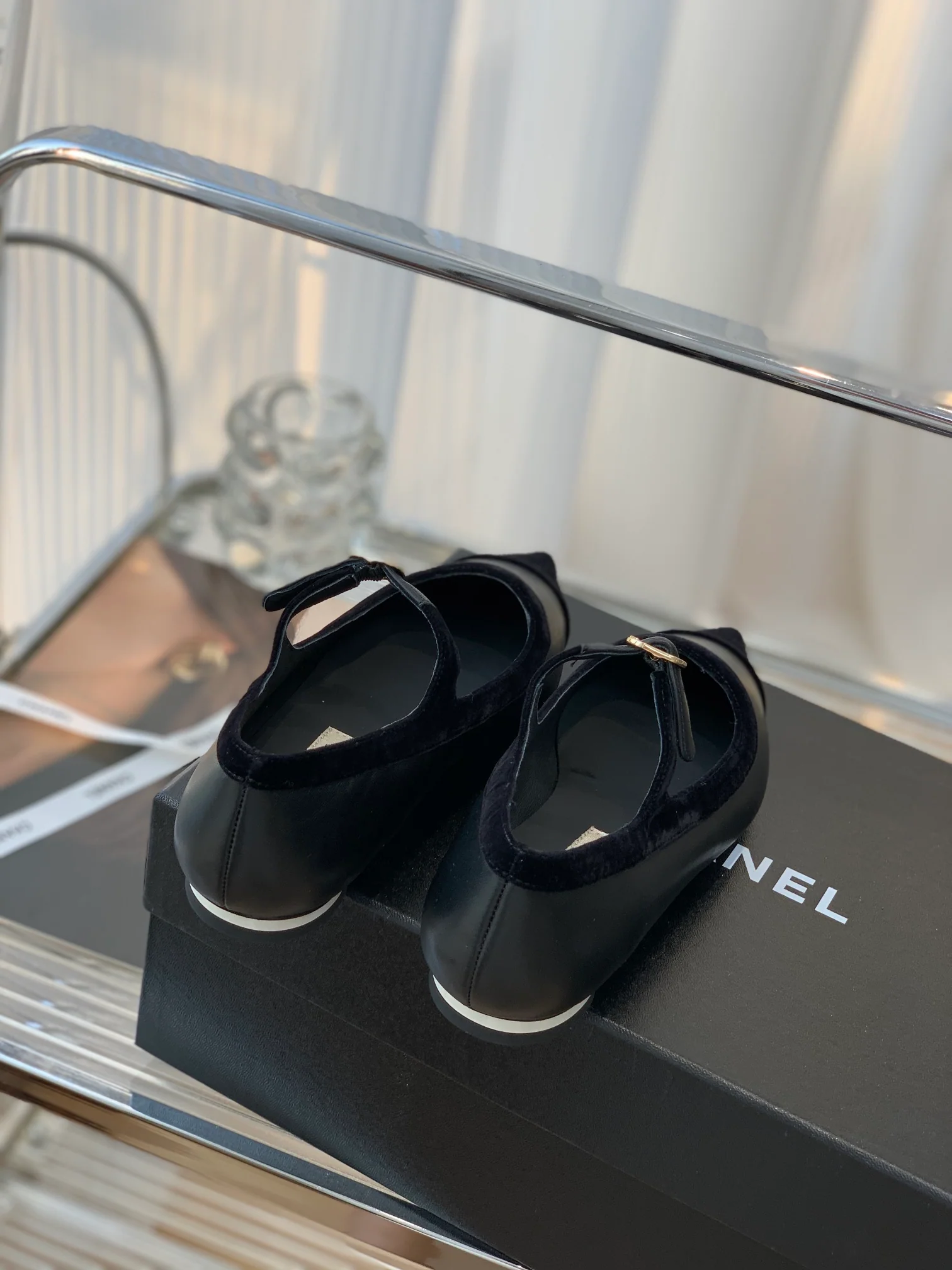 Туфли ?Мэри Джейн? от Chanel — бархат с отделкой из овечьей кожи — серые.