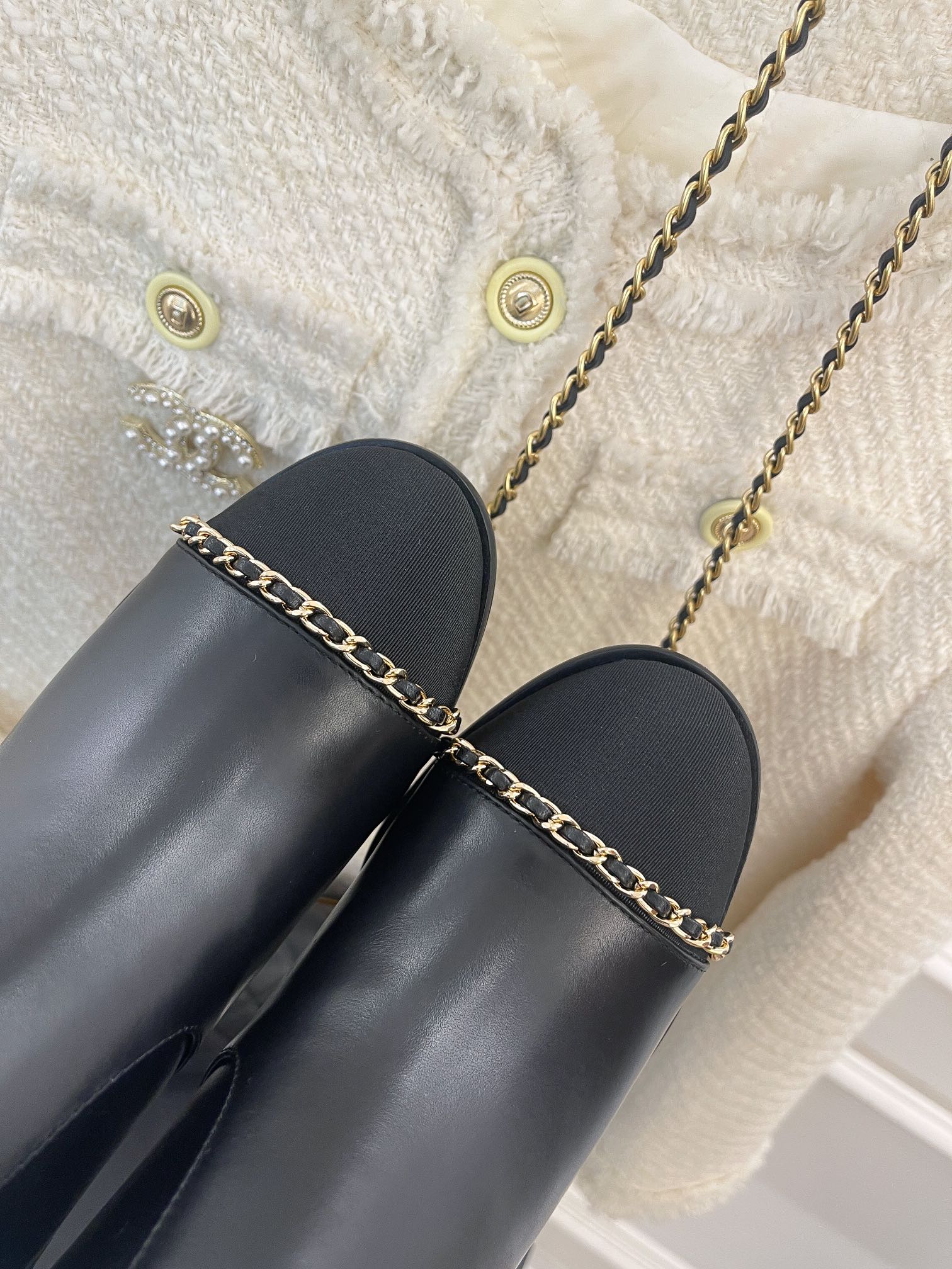 Новинка весны 2022 года от Chanel - Ботильоны на массивном каблуке с меховой отделкой - Черные