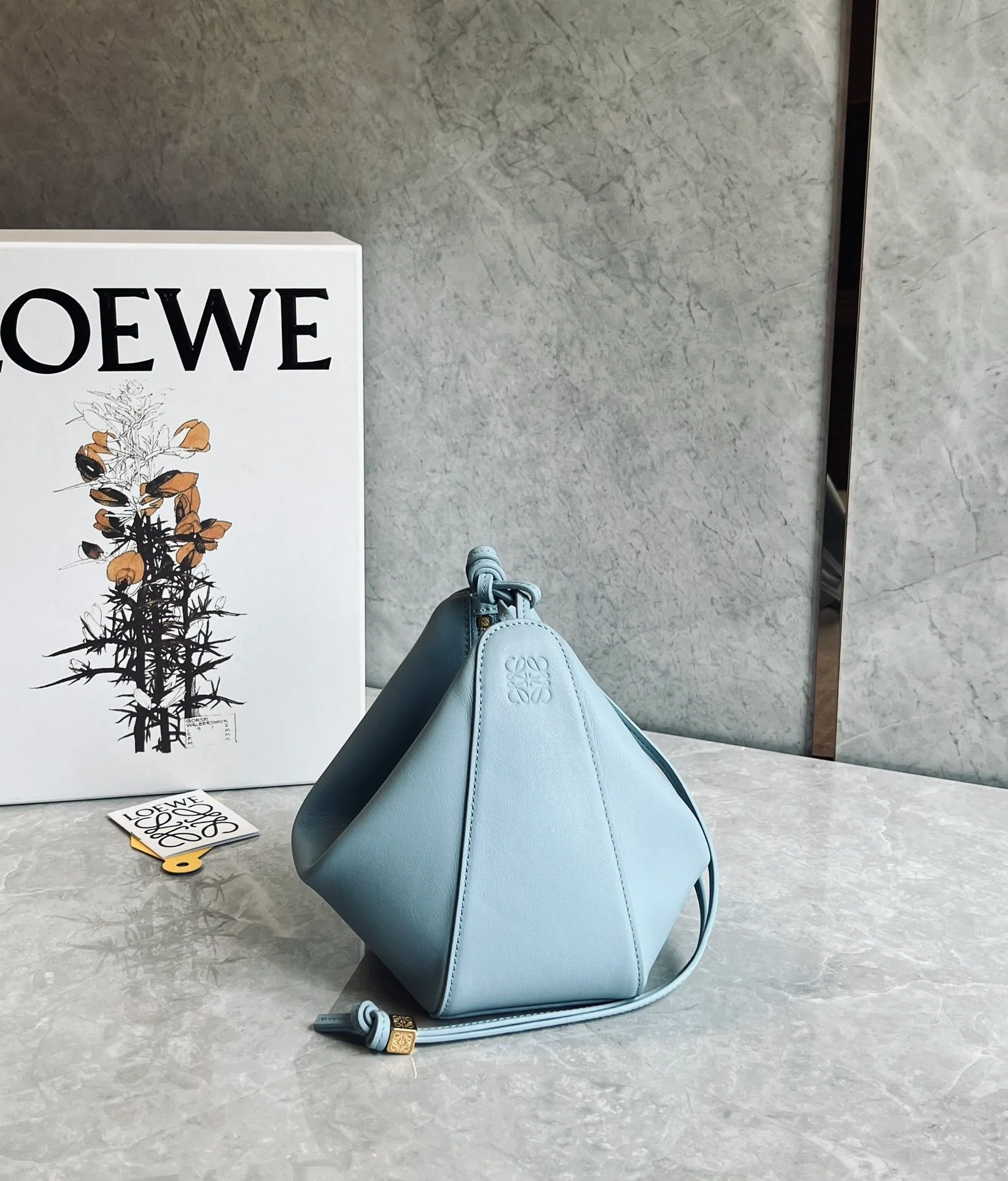 Сумка-хобо Loewe Hammock, светло-голубая.