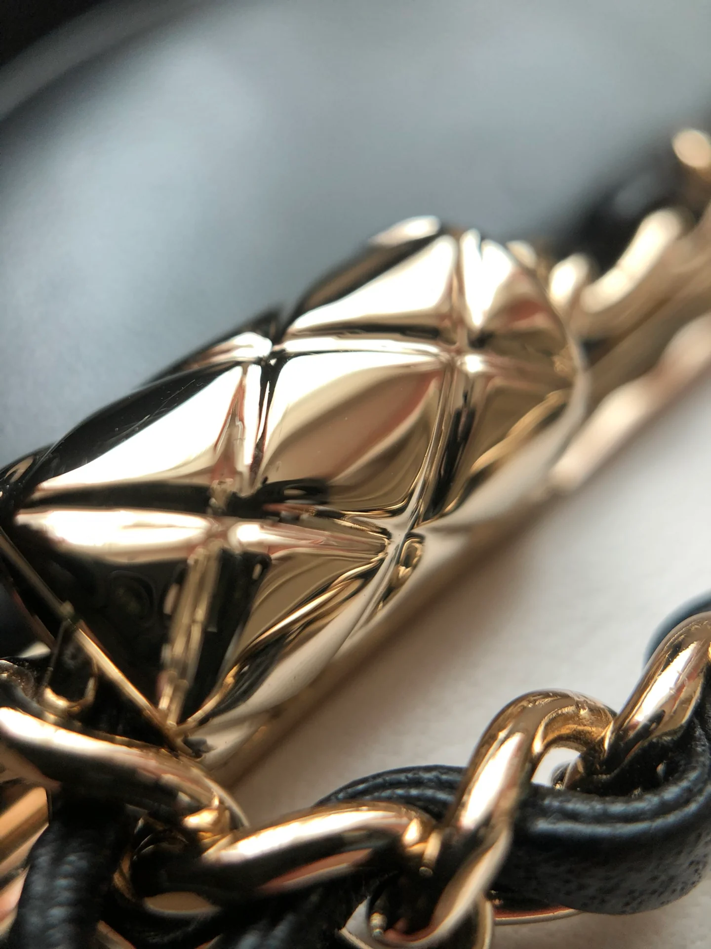 Вечерняя сумочка Chanel из коллекции Métiers d'Art 2020, черно-белая.