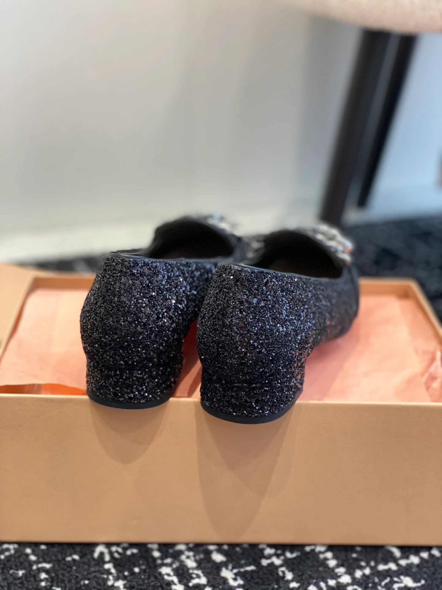 Новинка сезона осень/зима 2023 от Miu Miu - Туфли Мэри Джейн со стразами - Черные