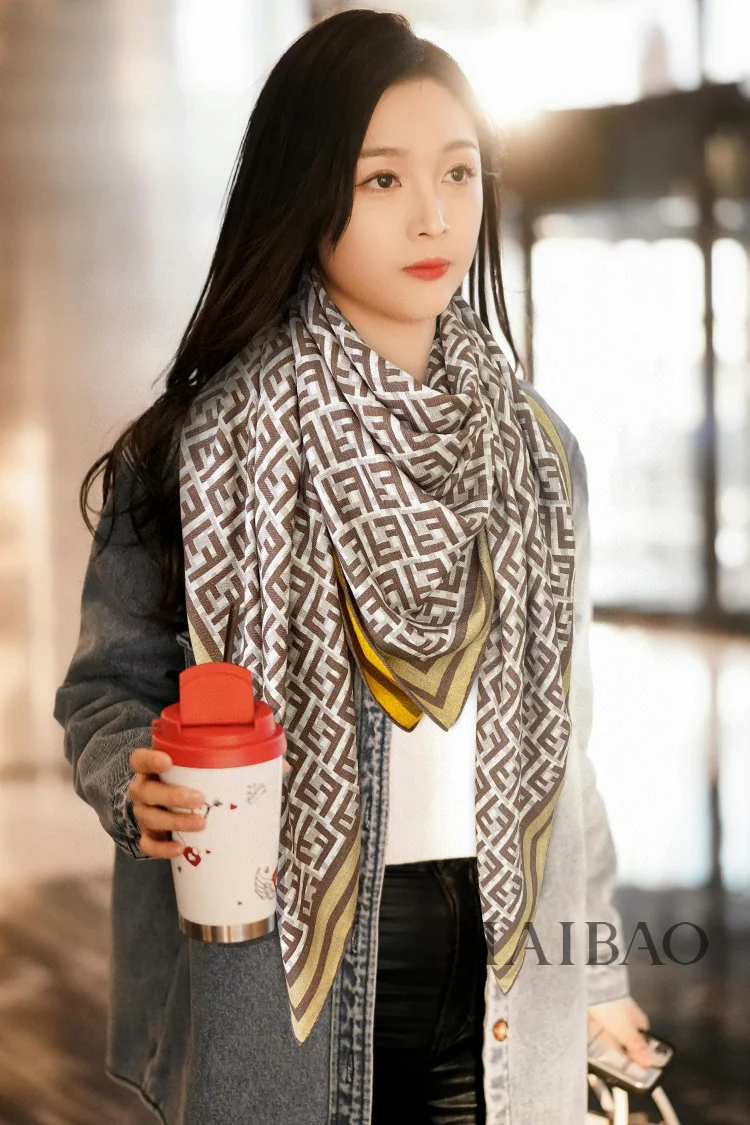 Квадратный шарф Fendi из бархата с монограммой - коричневый