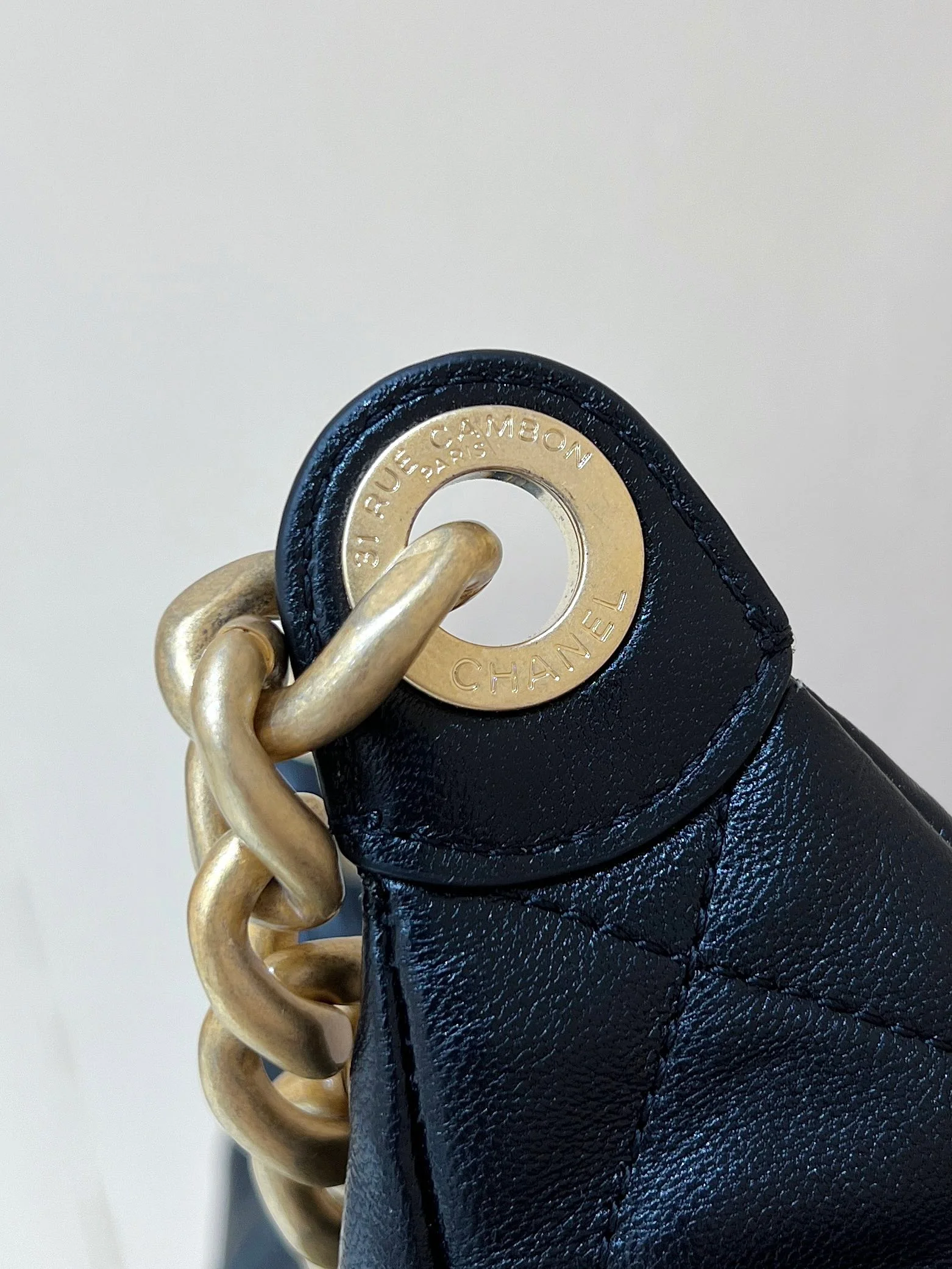 Маленькая джинсовая сумка Chanel 25c в стиле хиппи - черная.