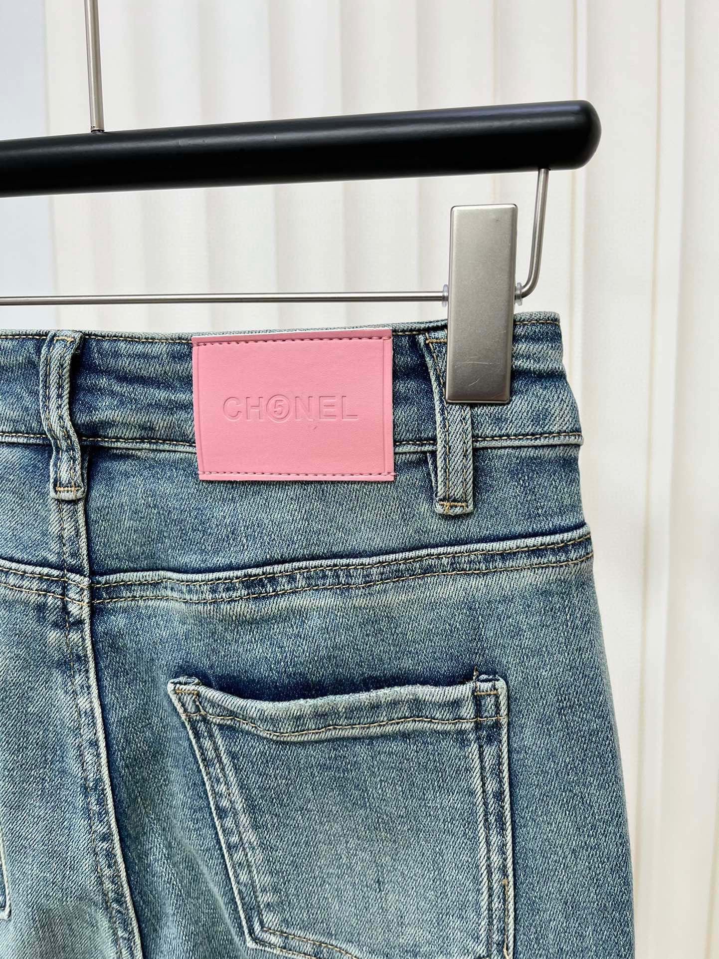 Джинсы Chanel 2403 с расклешенной юбкой и тиснением