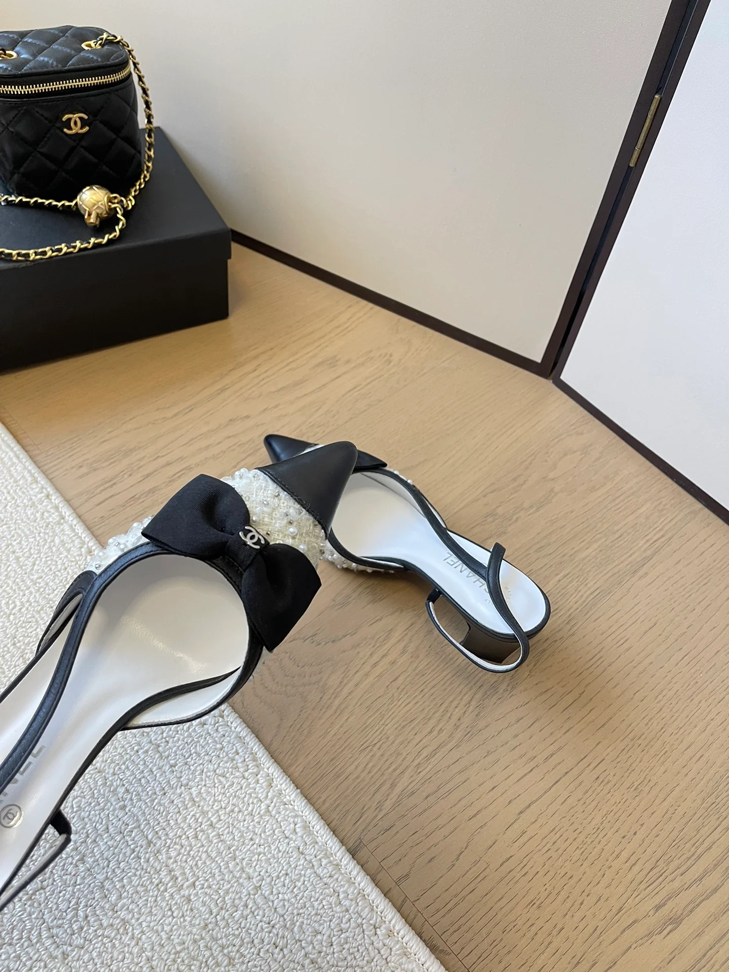 Туфли на высоком каблуке Chanel 2024 с острым носком и лентой - черные