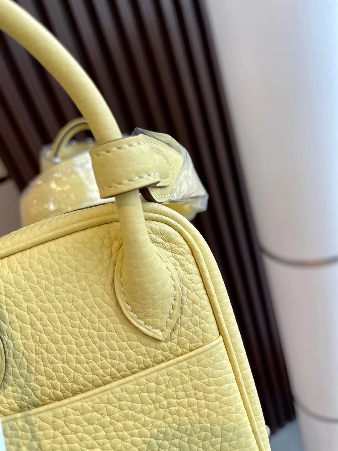 Мини-яйцо Hermes Lindy 1 унция с желтком куриного яйца и золотой пряжкой