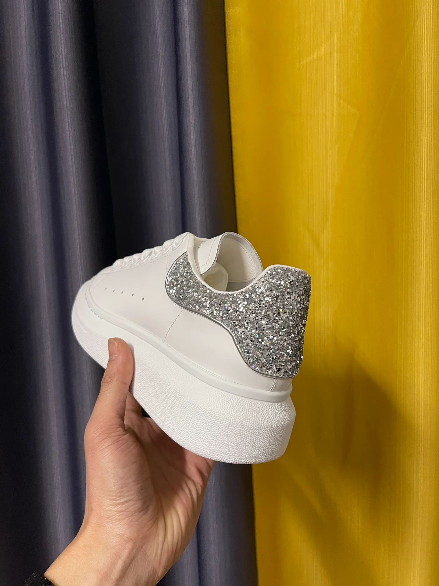 Классические белые кроссовки McQueen - унисекс - переливающийся серебристый задник - премиум-издание