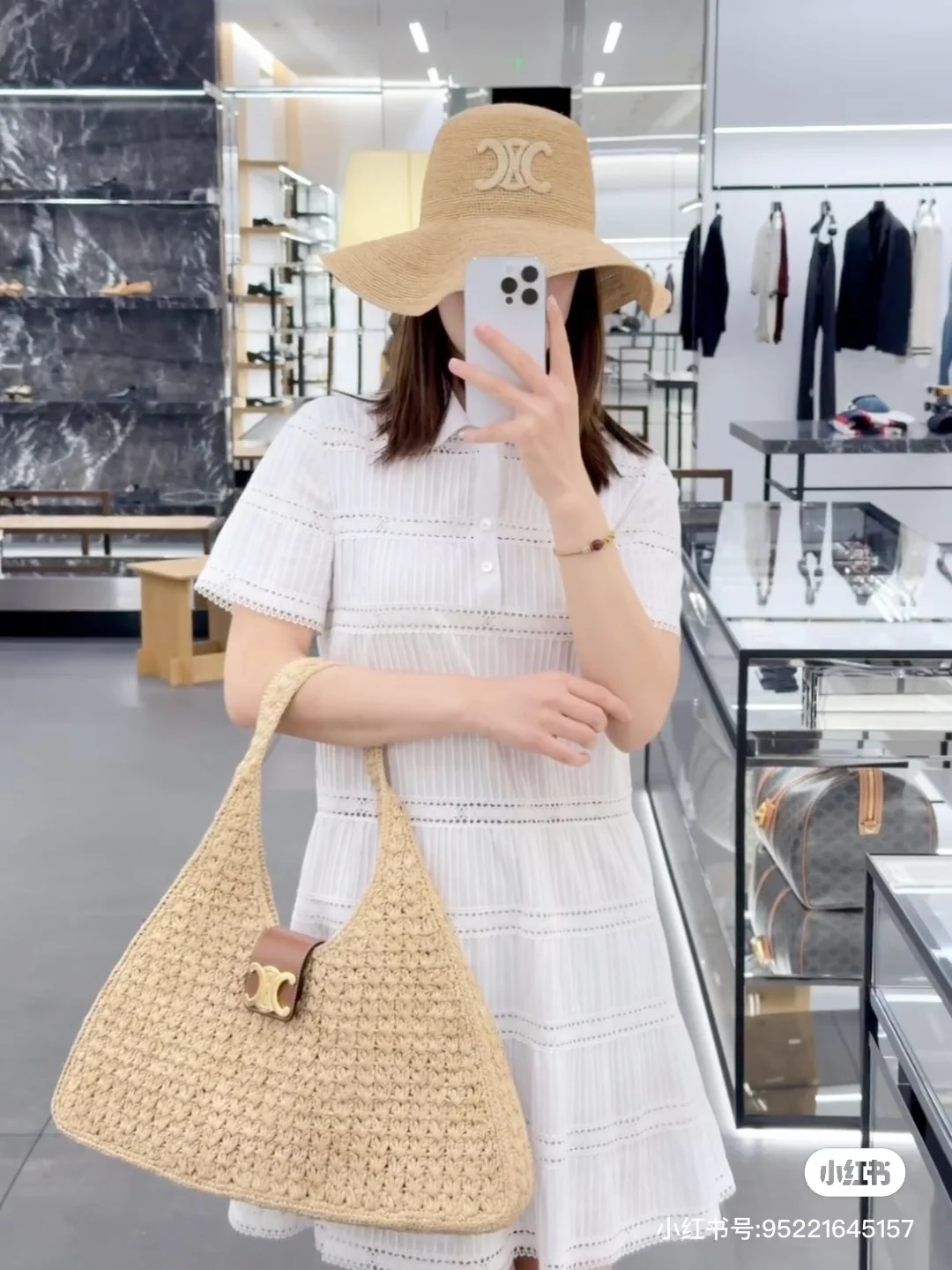 Треугольная соломенная сумка Celine Cabas