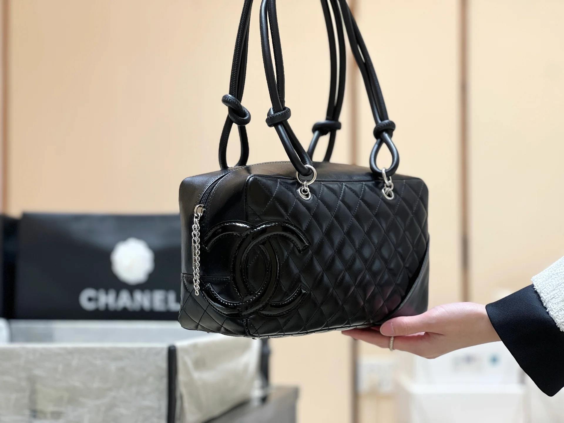Chanel - Классическая, вневременная винтажная большая сумка-подушка Kang Peng