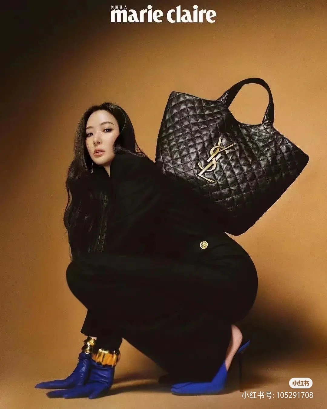 Сумка-тоут YSL Icarre — из овечьей кожи — черная с золотой фурнитурой — стиль Роуз (выбор Пак Чэ Ён) — фотографии в одежде