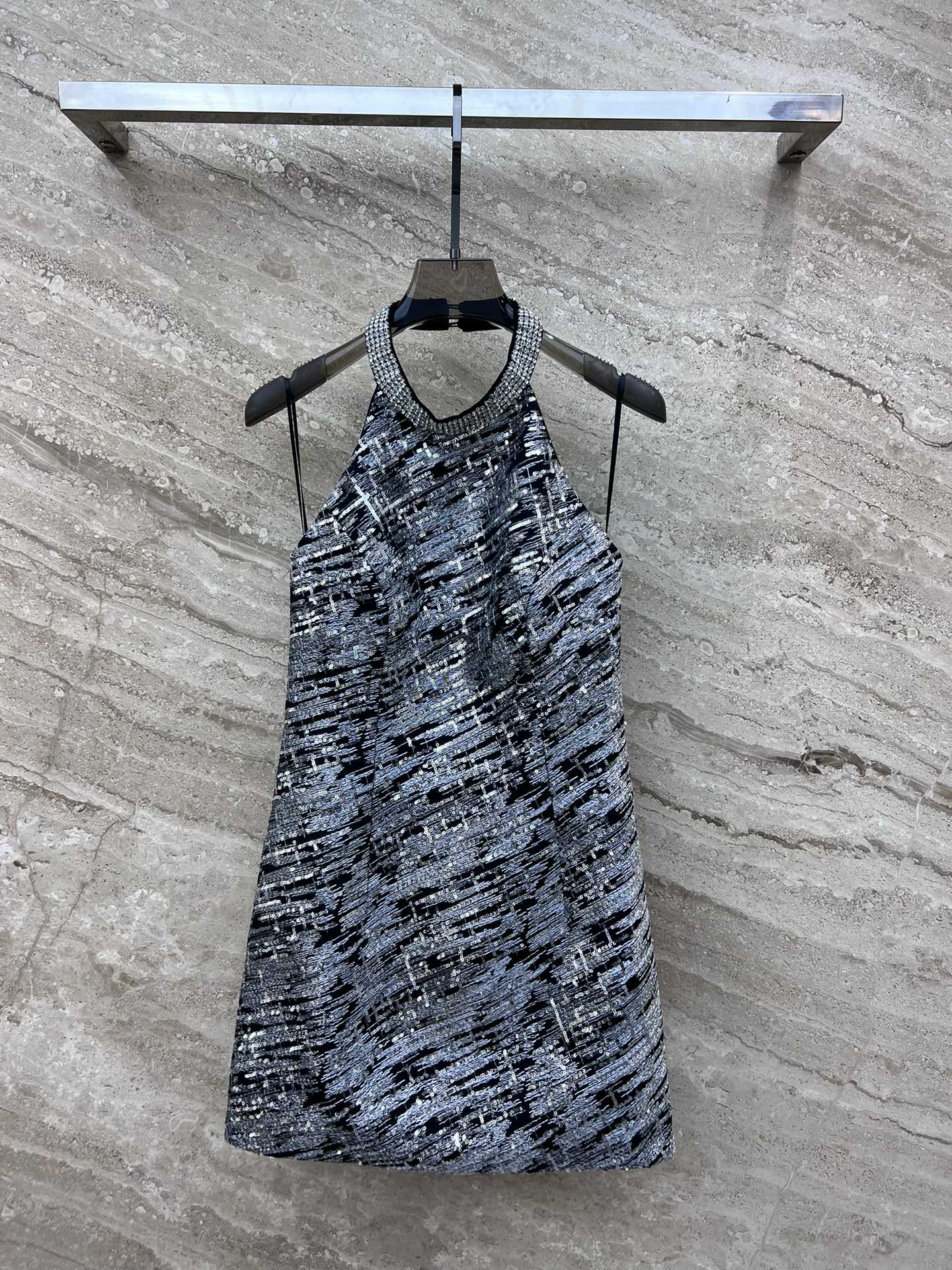 Miu Miu - 2404 - 24 Весна/Лето Новинка: Платье с воротником-стойкой и бретелькой через шею, украшенное стразами