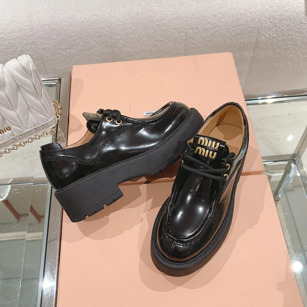 Новинка сезона осень/зима 2023 от Miu Miu - Лоферы на шнуровке и платформе - Черные