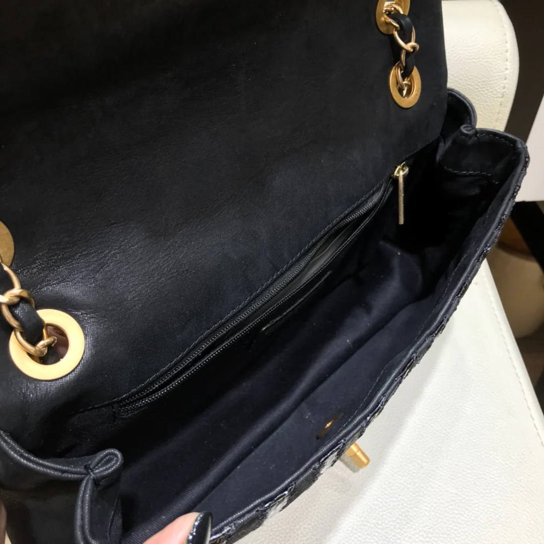 Chanel Осень/Зима 2018 - Лоскутная сумка из вощеной змеиной кожи с узором из овечьей кожи - CF