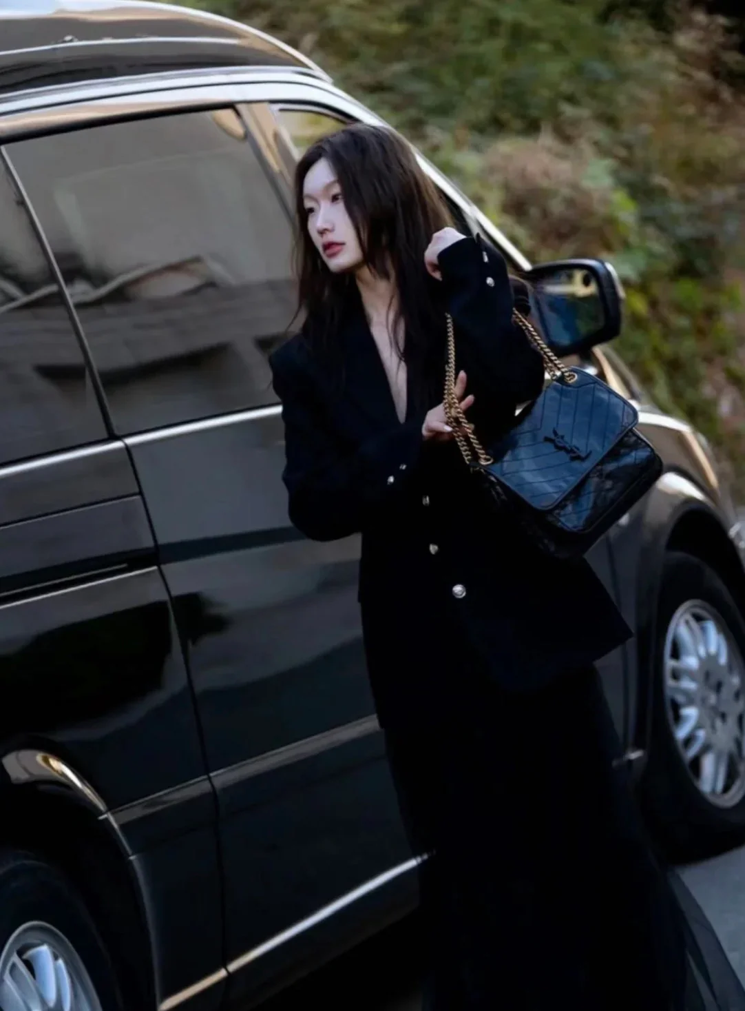 Часы YSL Niki Baby 28 см, кожаные, черные, с золотой цепочкой — на фото.