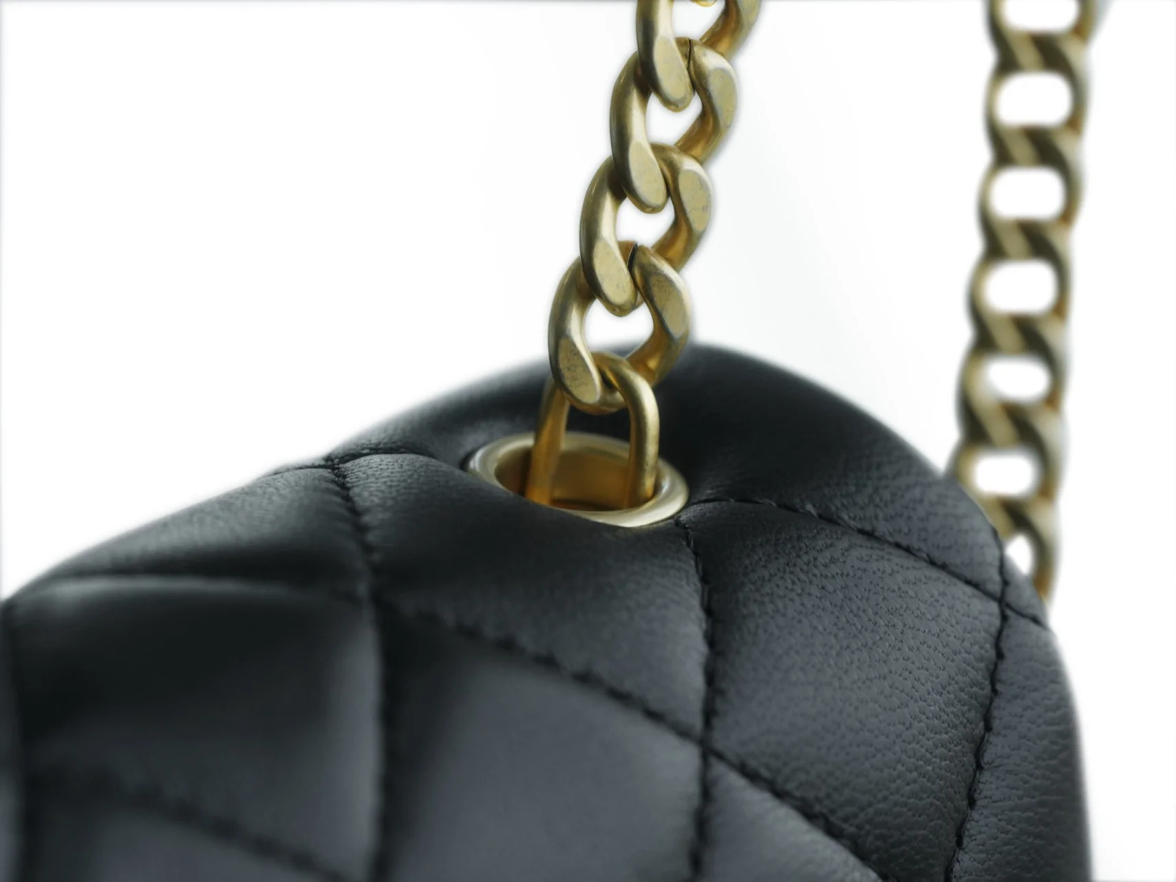 Коллекция Chanel Весна/Лето 2023 - Сумка с регулируемой пряжкой Camellia - CF Flap Bag - Черная - Маленькая