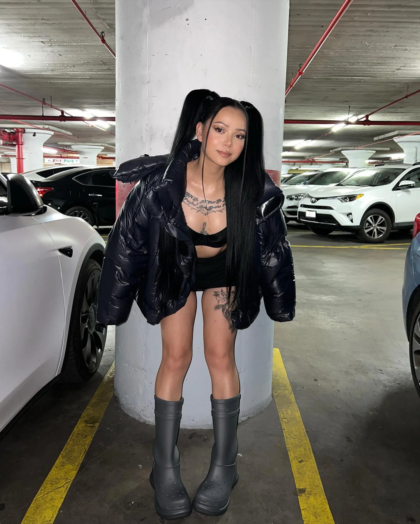 Резиновые сапоги Balenciaga на нескользящей платформе из коллекции осень/зима 2022 x Crocs — фотографии на теле.