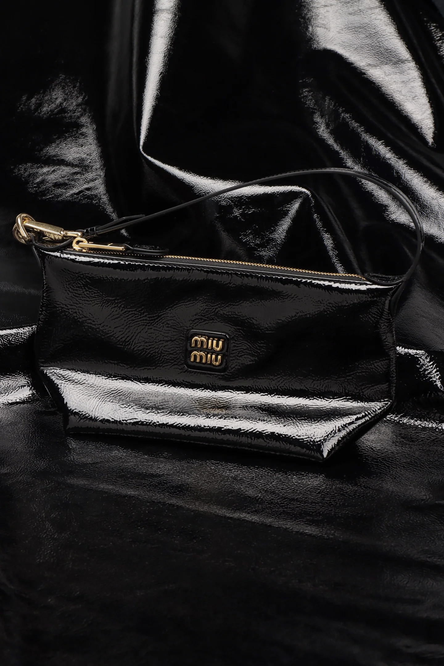 Косметичка/ланч-бокс Miu Miu из лакированной кожи — материал и качество изготовления.