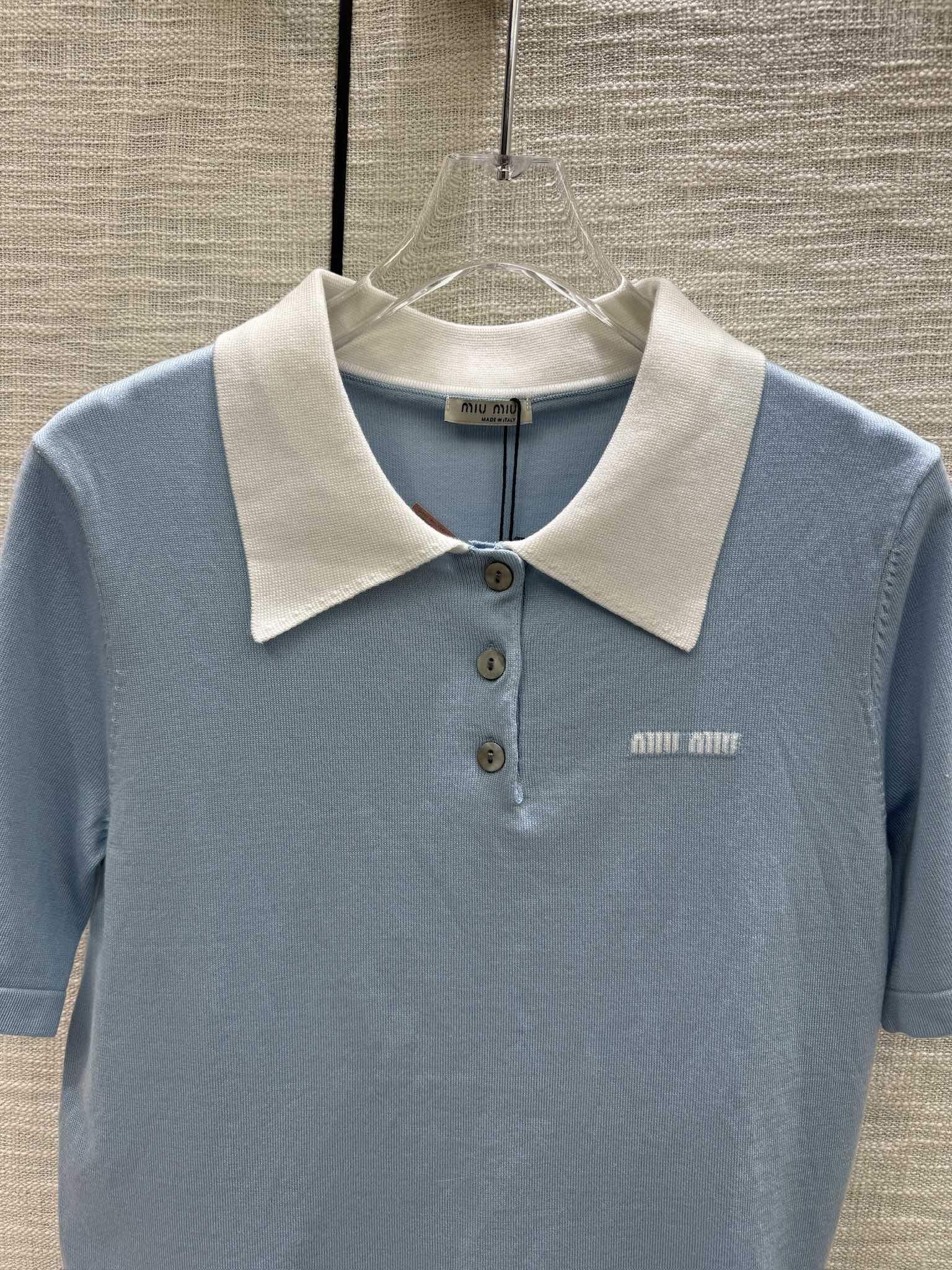 Miu Miu - 2404 - Трикотажный топ с короткими рукавами и воротником-поло с цветовыми блоками - Синий