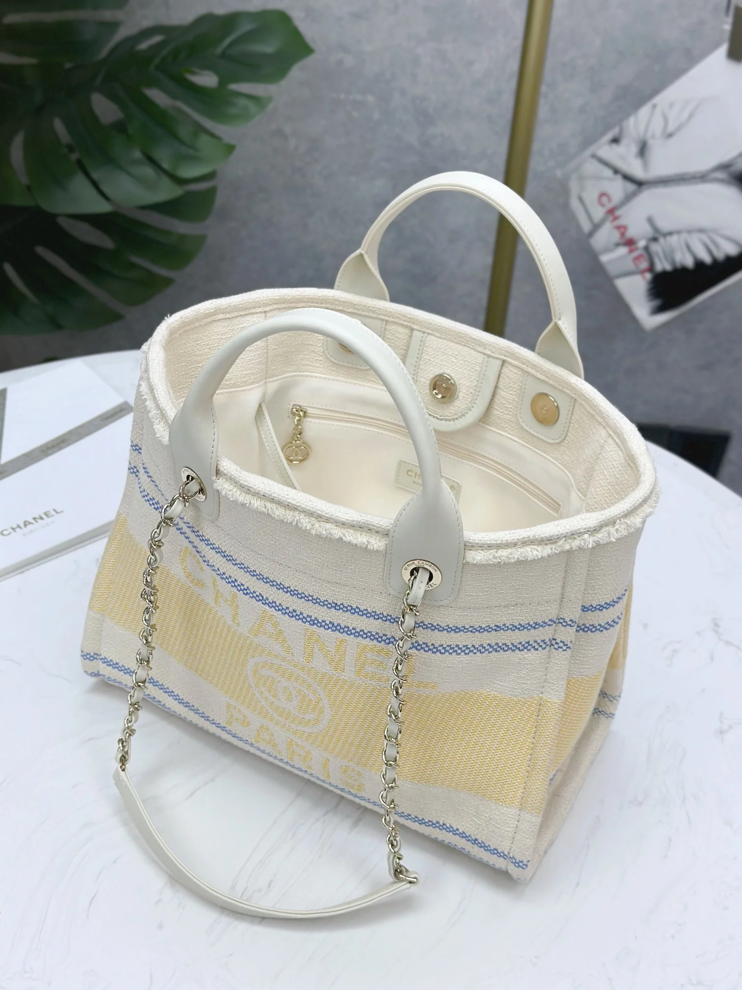 Пляжная сумка Chanel 25c, косметичка, ярко-желтая.