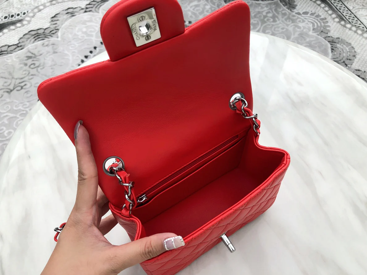 Сумка Chanel CF из коллекции весна/лето 2019 — квадратная сумка-квадрат — из овечьей кожи — красная с серебряными пряжками — 17 см