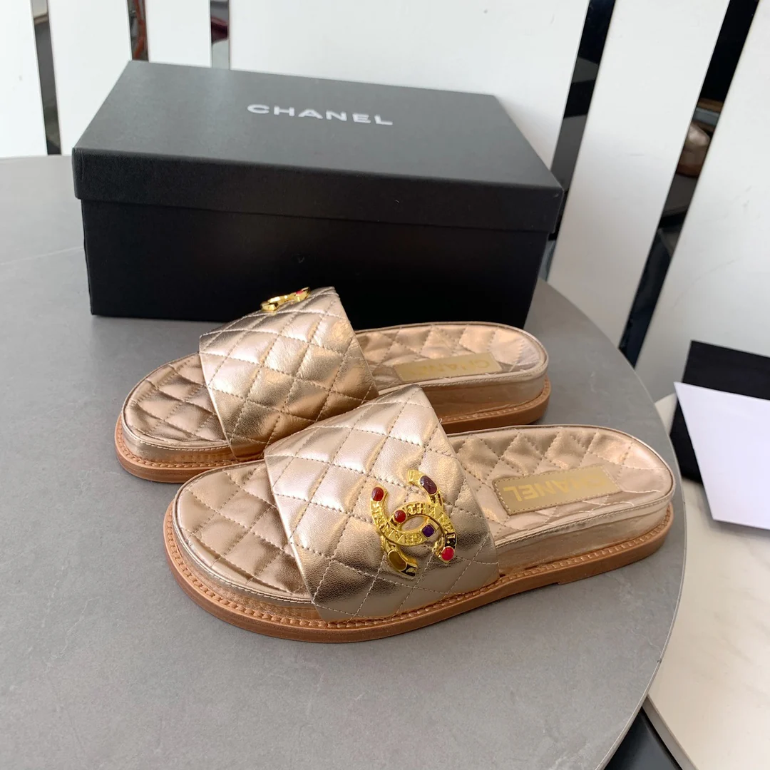 Новинка сезона осень/зима 2022 от Chanel - Тапочки из овечьей кожи - Золотистые