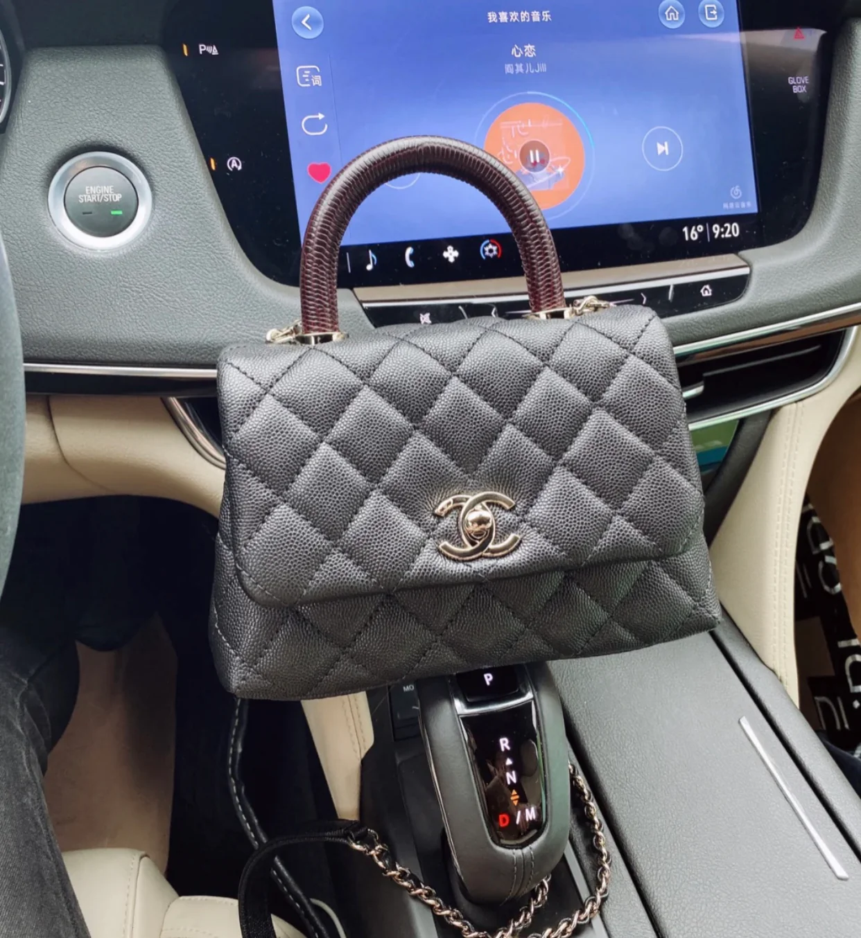 Мини-сумка Chanel Coco Handle — черная зернистая телячья кожа с бордовым ремешком на запястье — пряжка из светлого золота.