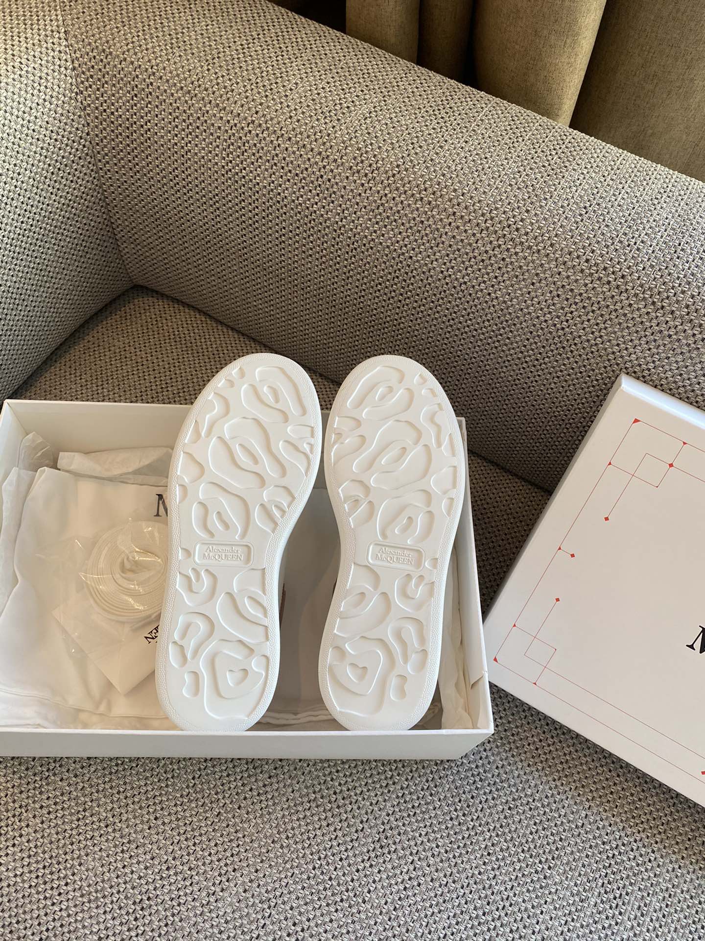 Классические белые кроссовки McQueen - на каблуке-резинке - персиково-розовые