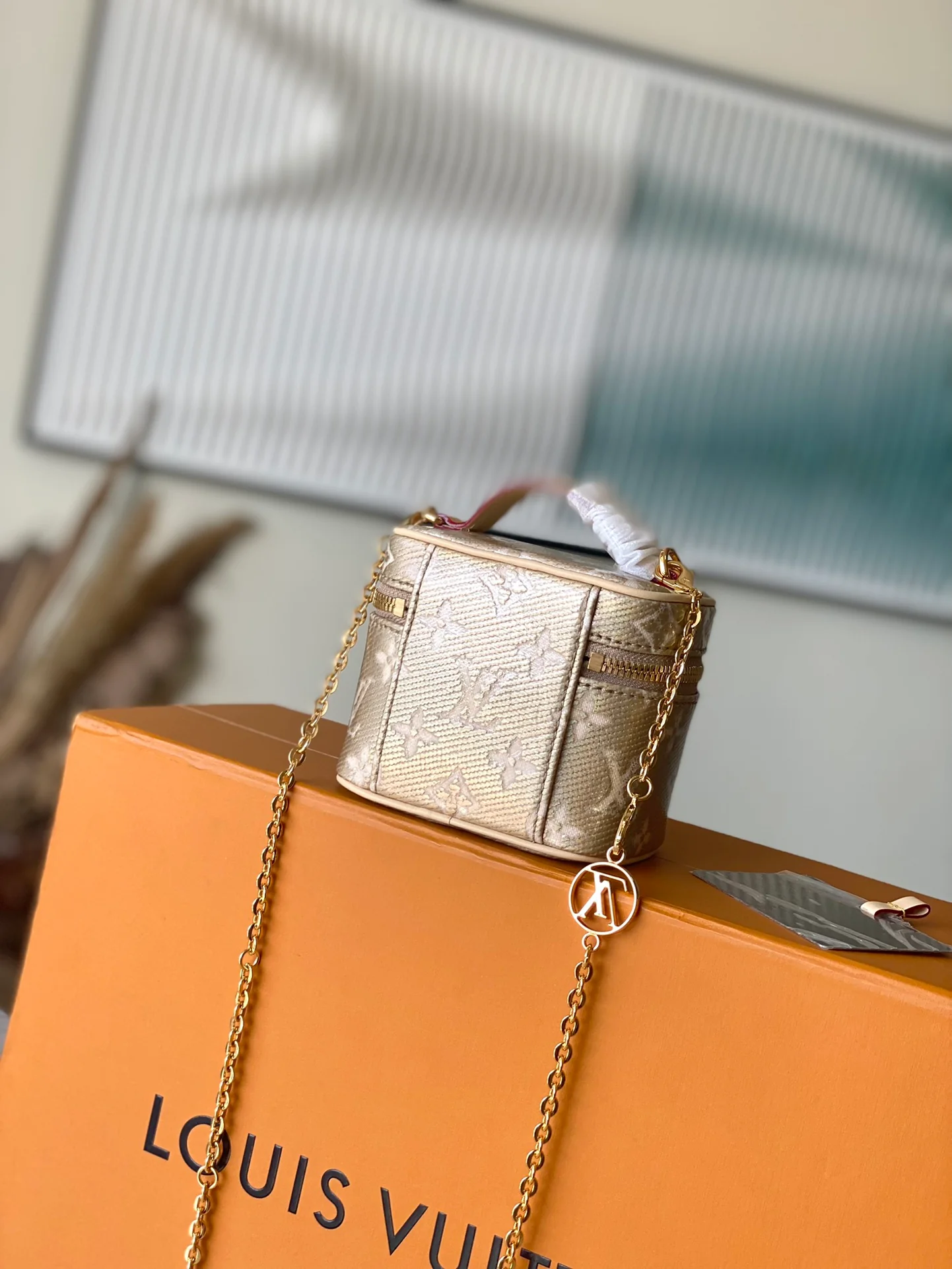 m82467-LV-микро-сумочка-золотая