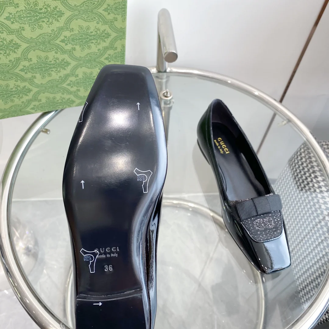 Новинка 2023 года от Gucci - балетки с квадратным носком и бантом.