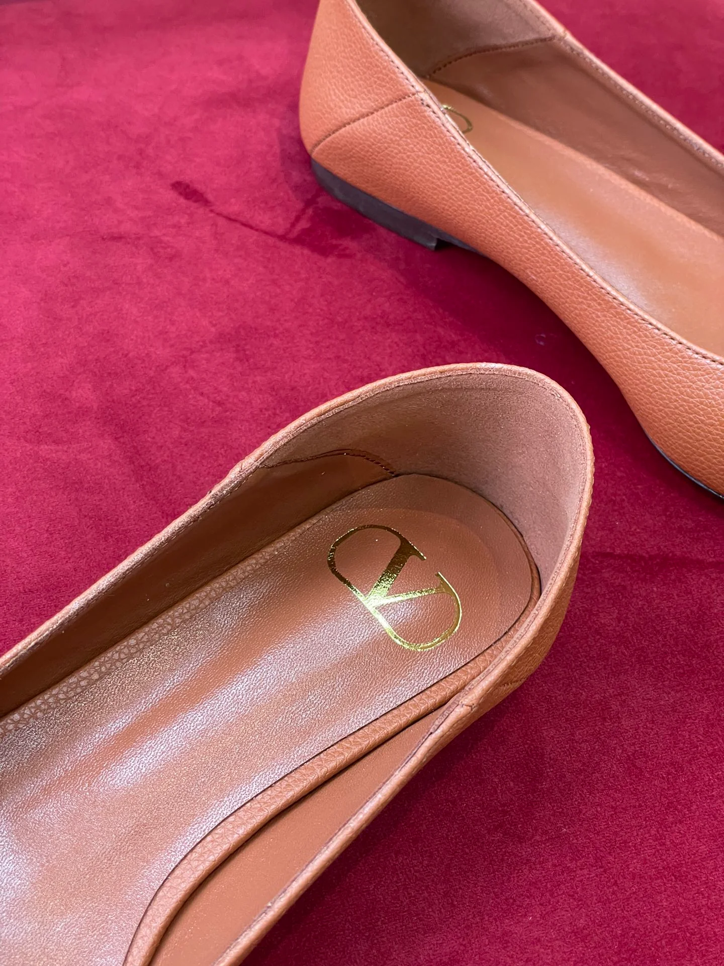 Новинка сезона осень/зима 2022 от Valentino - балетки без шнурков.