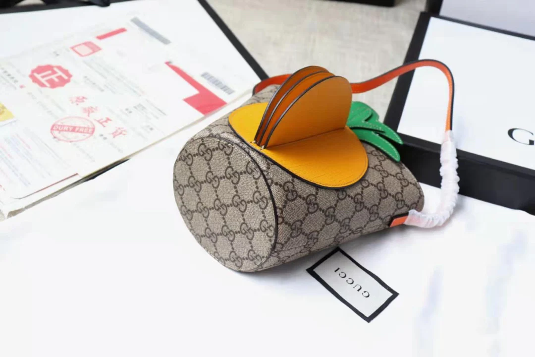 Сумка-ведро Gucci в форме ананаса