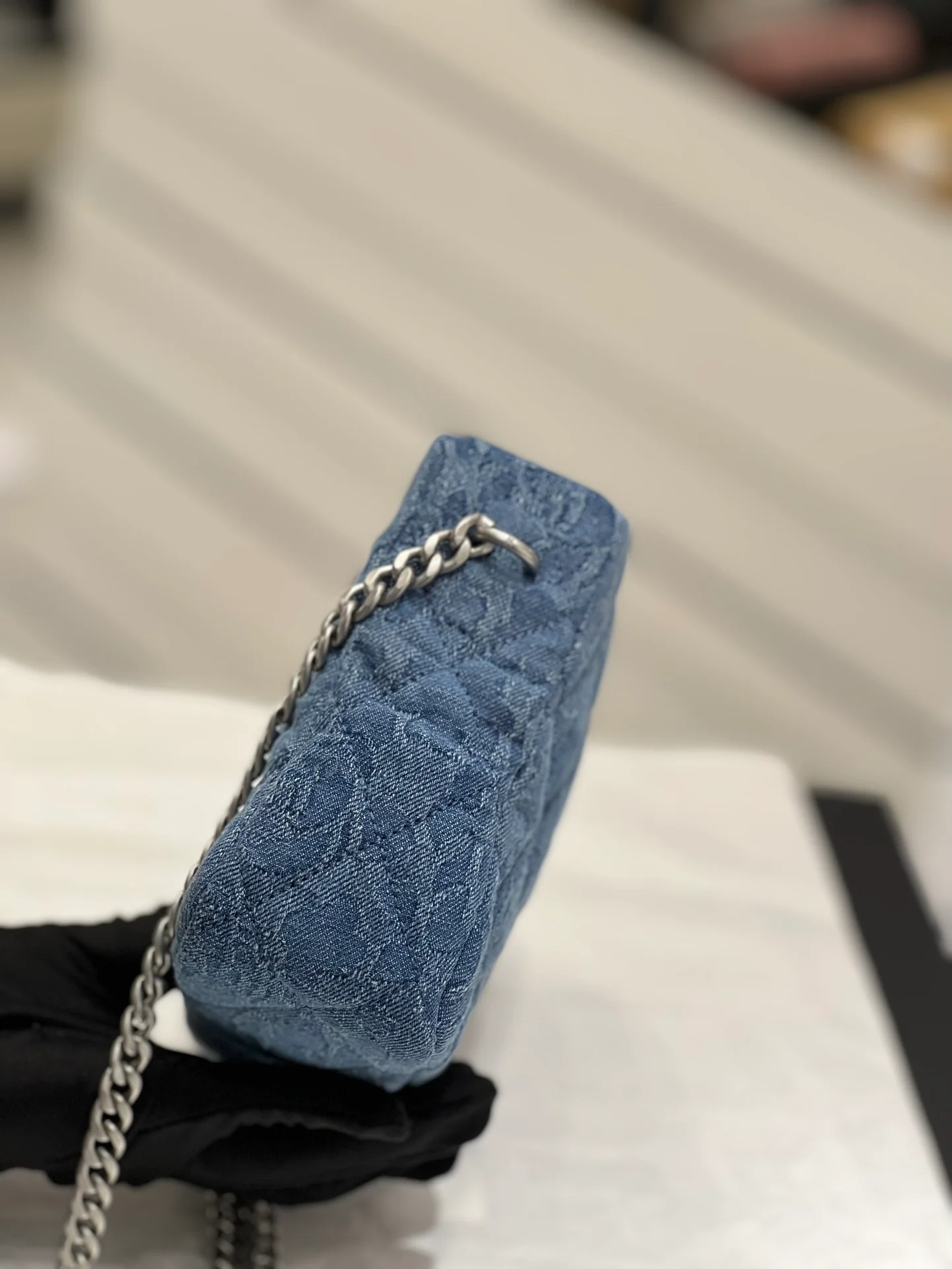 Коллекция Chanel Весна/Лето 2023 - Сумка-хобо из денима с застежкой в ??виде сердца и камелии