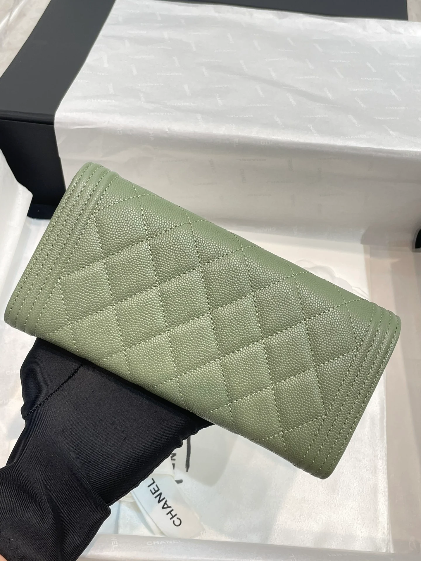 Монетоприемник Chanel Le Boy Classic на молнии - зеленый