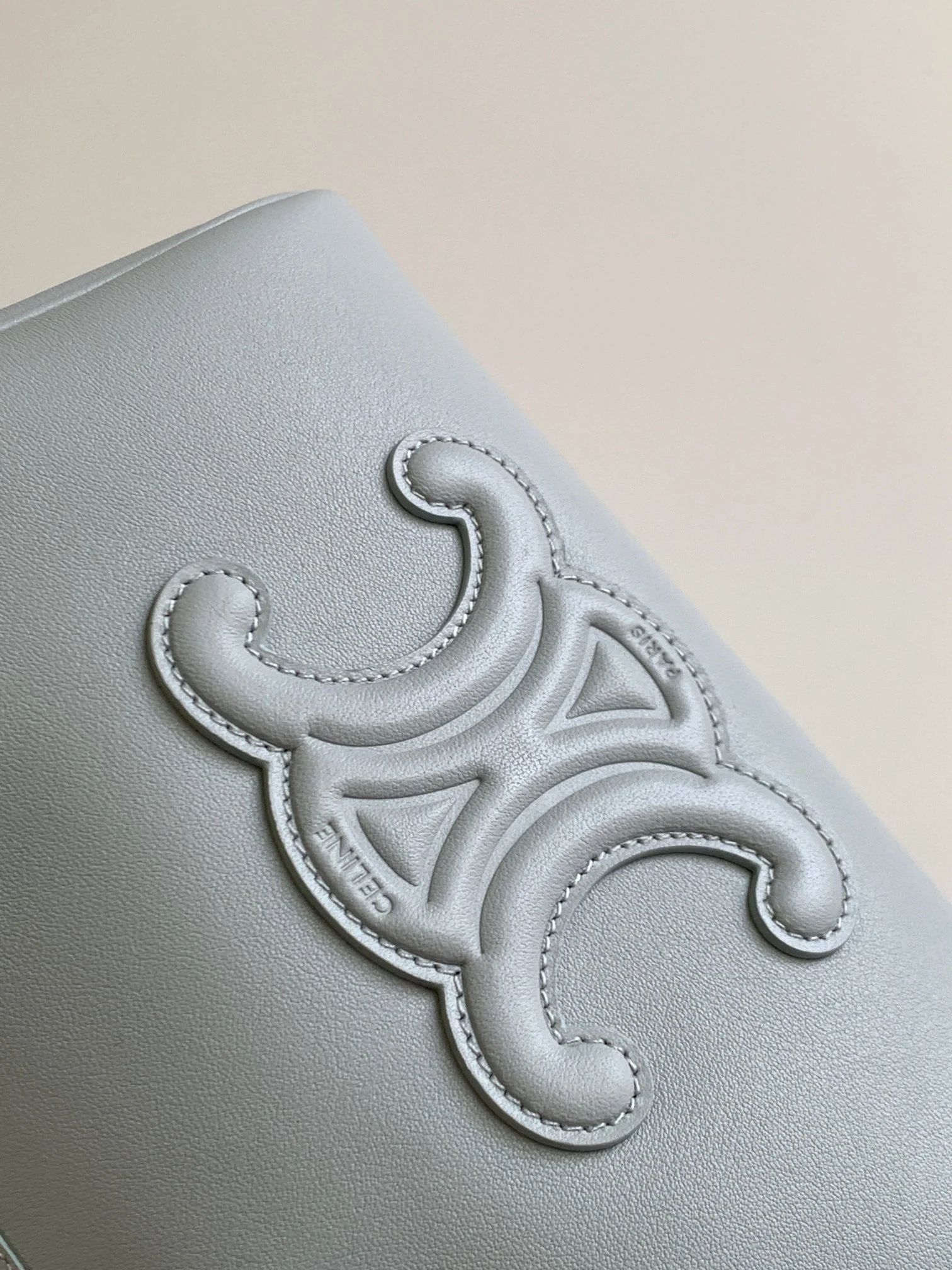 Коллекция Celine Весна/Лето 2023 - Бостон-сумка Cuir Triomphe из гладкой телячьей кожи - Серо-голубая