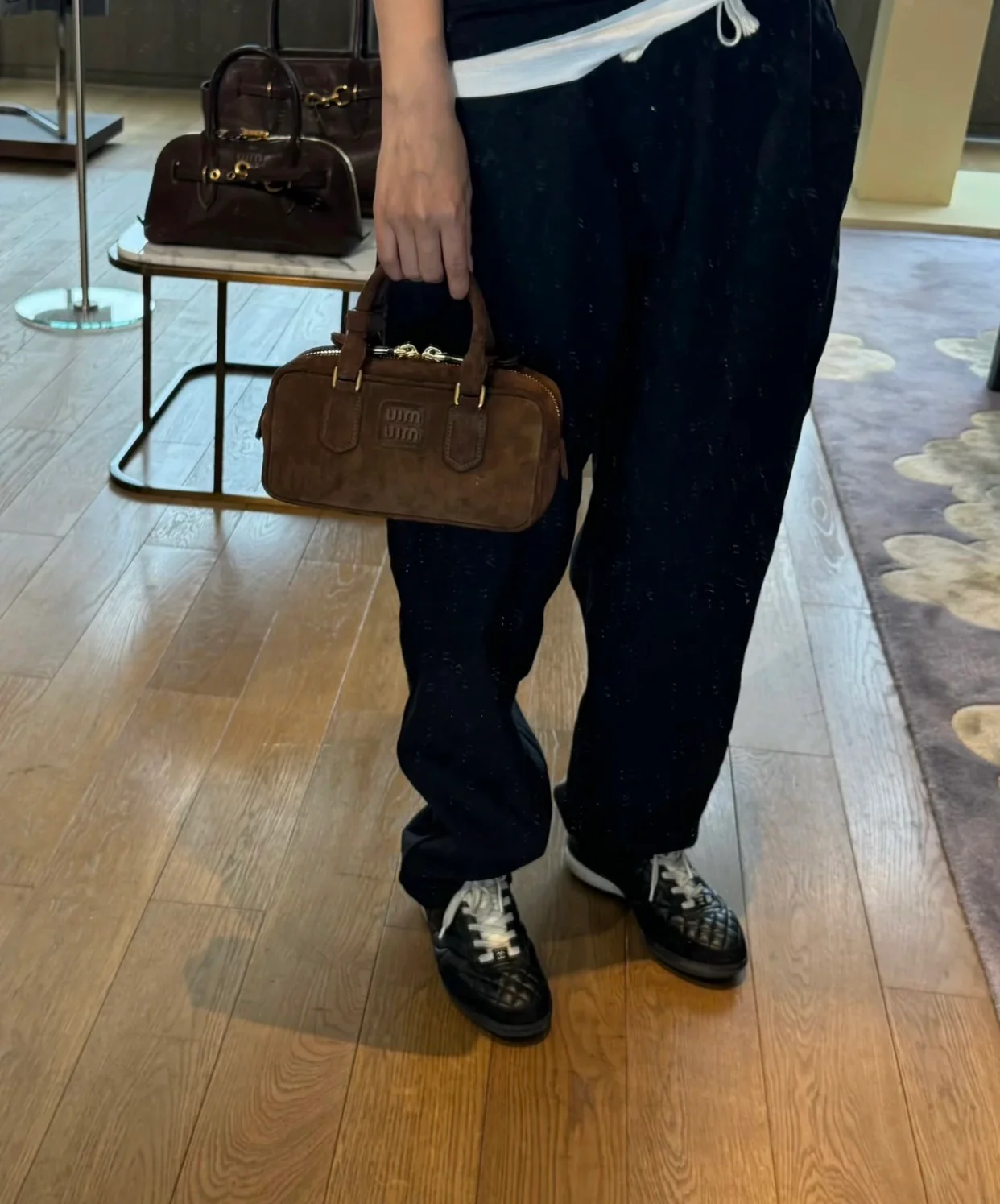 Сумка-боулинг Miu Miu из замши, маленькая, коричневая, излучает роскошь при ношении.