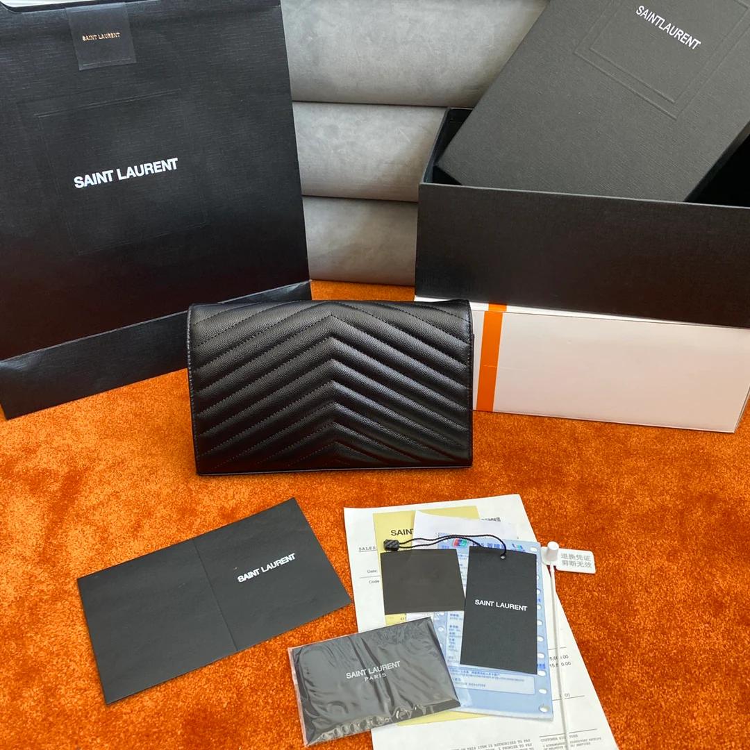 Сумка-конверт YSL с монограммой из икры — черная с серебристой фурнитурой.