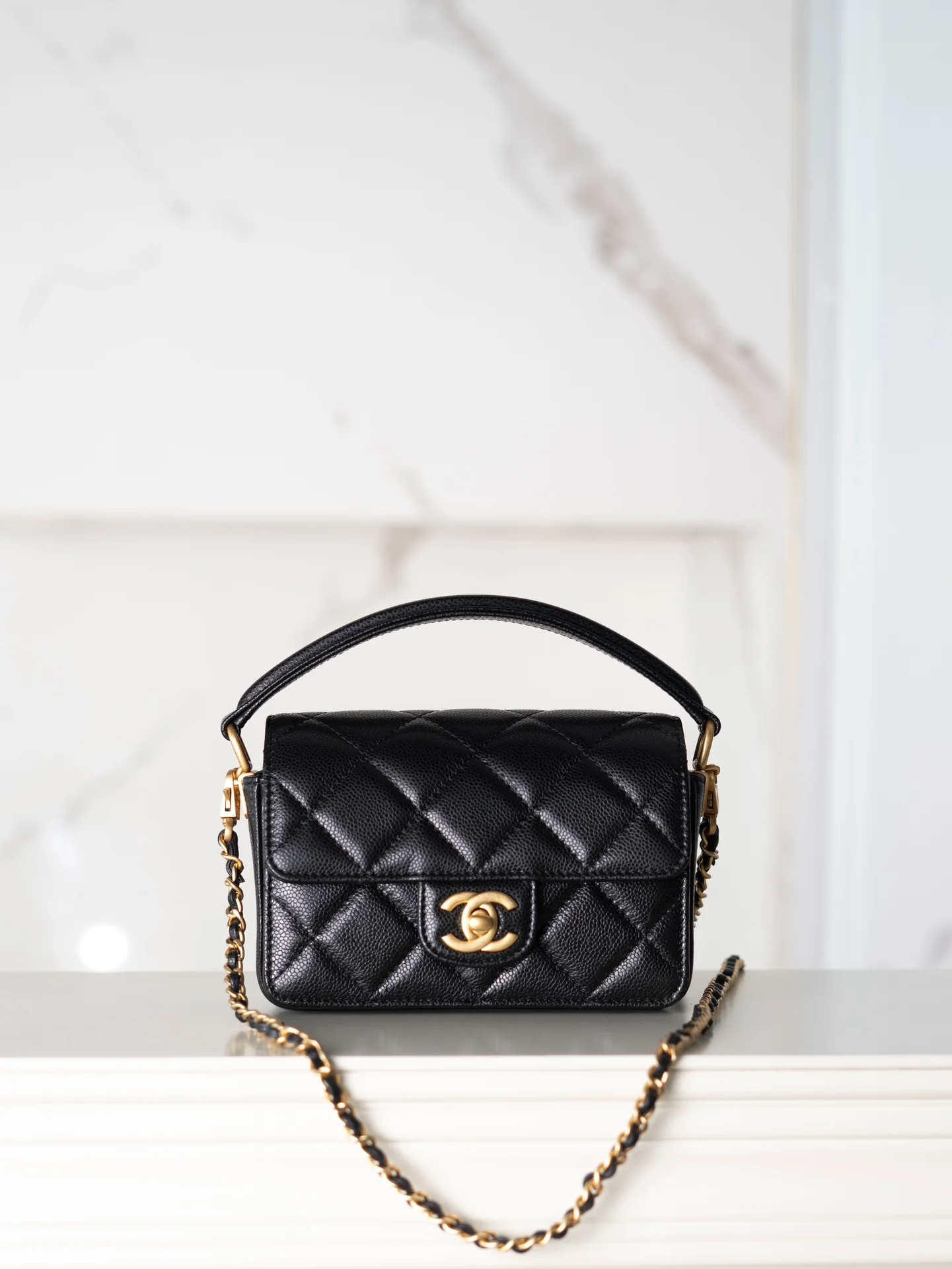 Мини-сумочка Chanel с клапаном и ручкой - черная