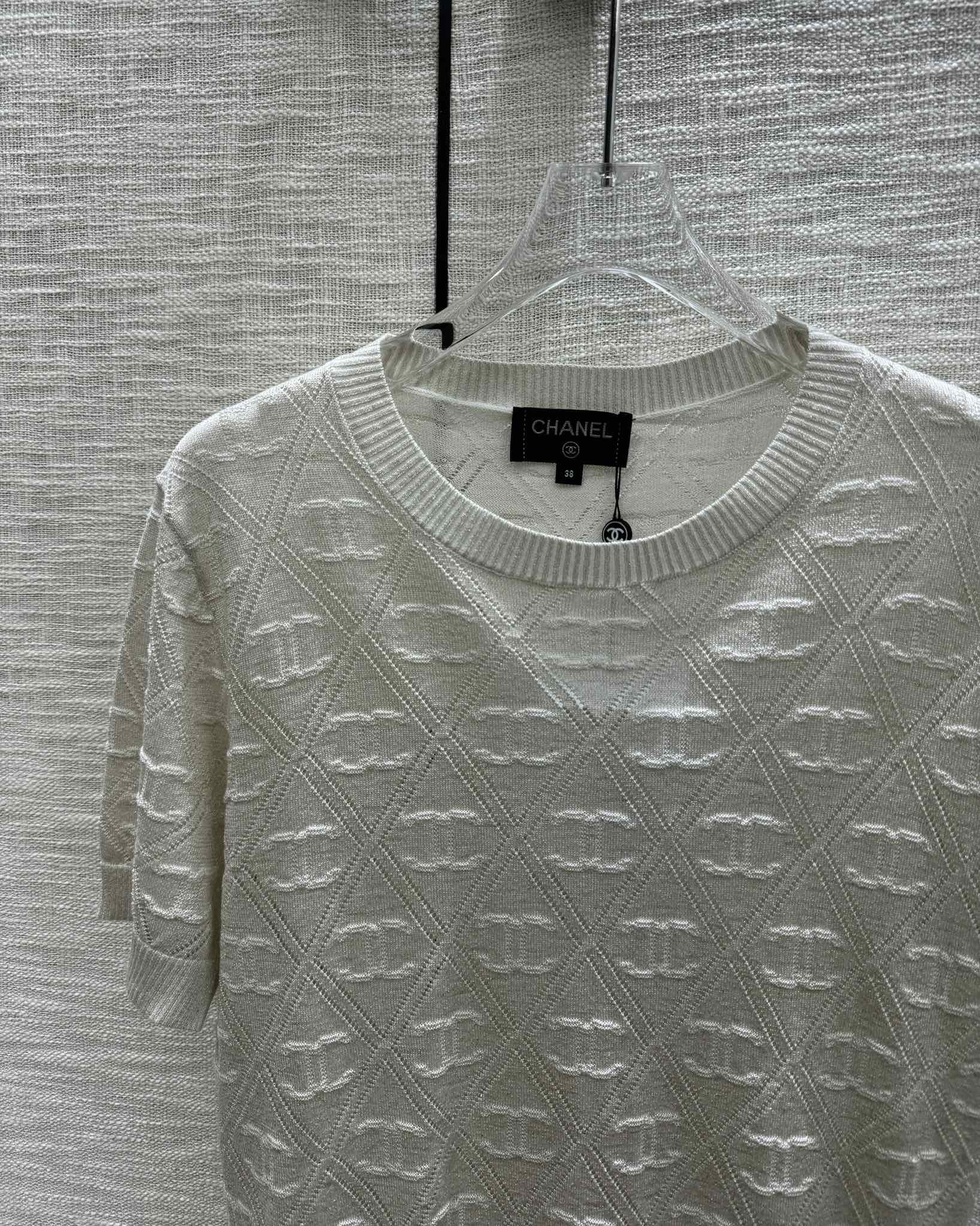 Chanel - 2403-24 Новая модель ранней весны, трикотажное платье с коротким рукавом и ромбовидным узором Double C - белое