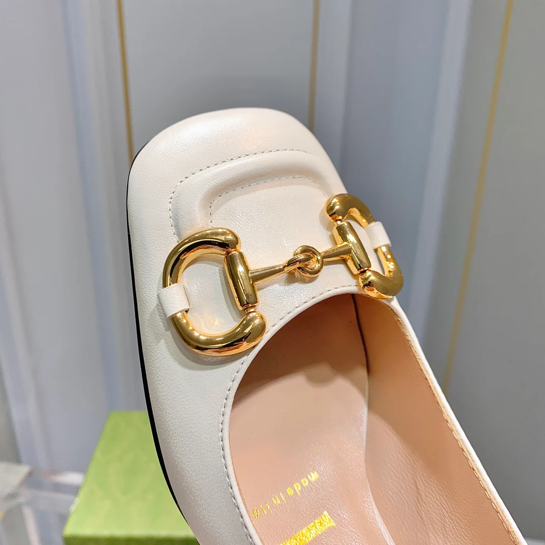 Весенняя коллекция Gucci 2021 — Босоножки на массивном каблуке с пряжкой в ??виде конской уздечки — 3