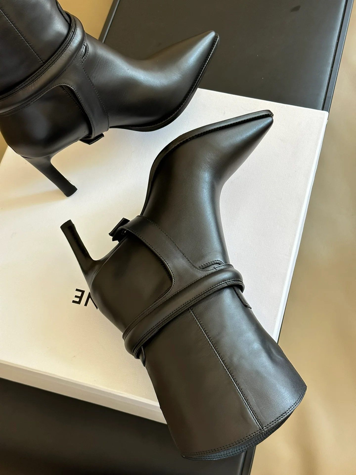 Новинка сезона осень/зима 2023 от Celine - Ботильоны на шпильке - Черные