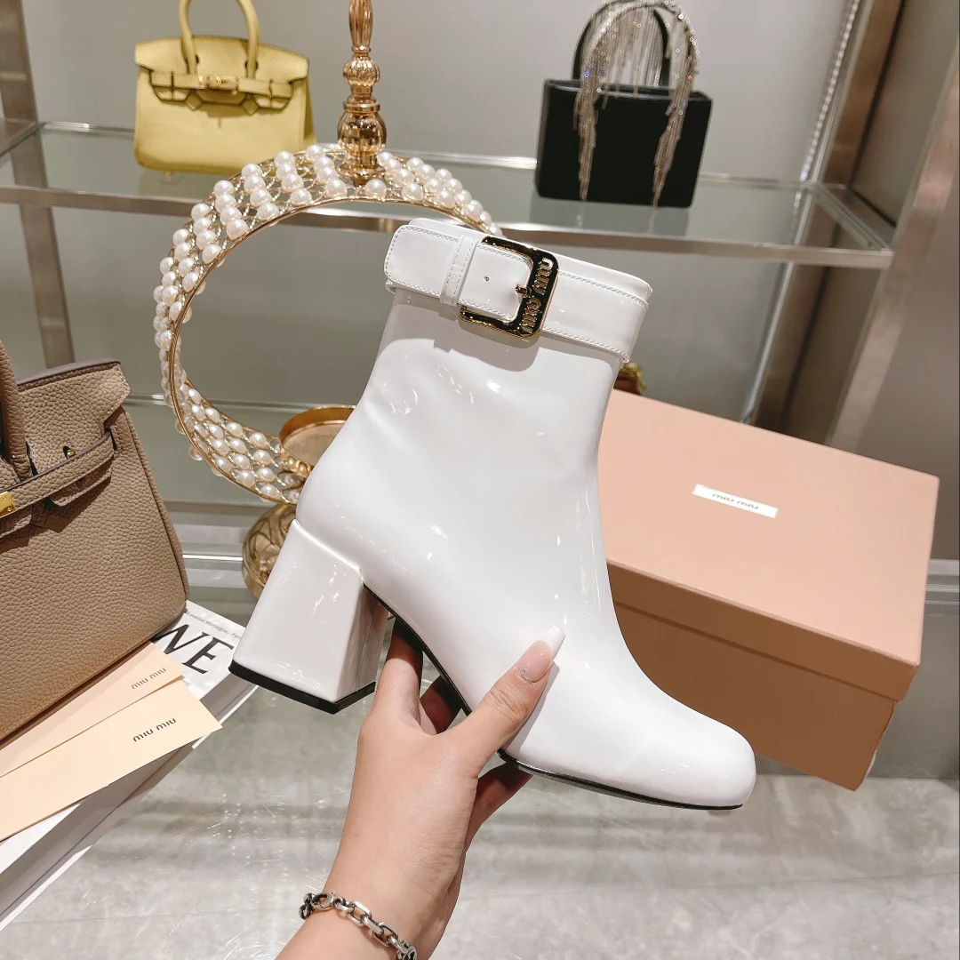 Новинка осенне-зимней коллекции Miu Miu 2022 — Ботинки на массивном каблуке из лакированной кожи — Белые